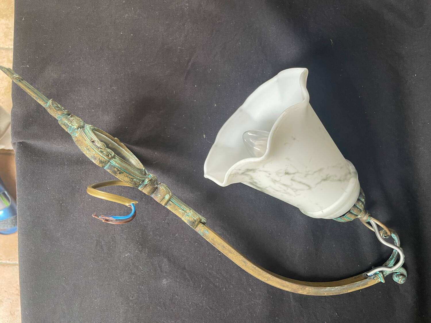 Art Deco wall light, opaline, white, marbled