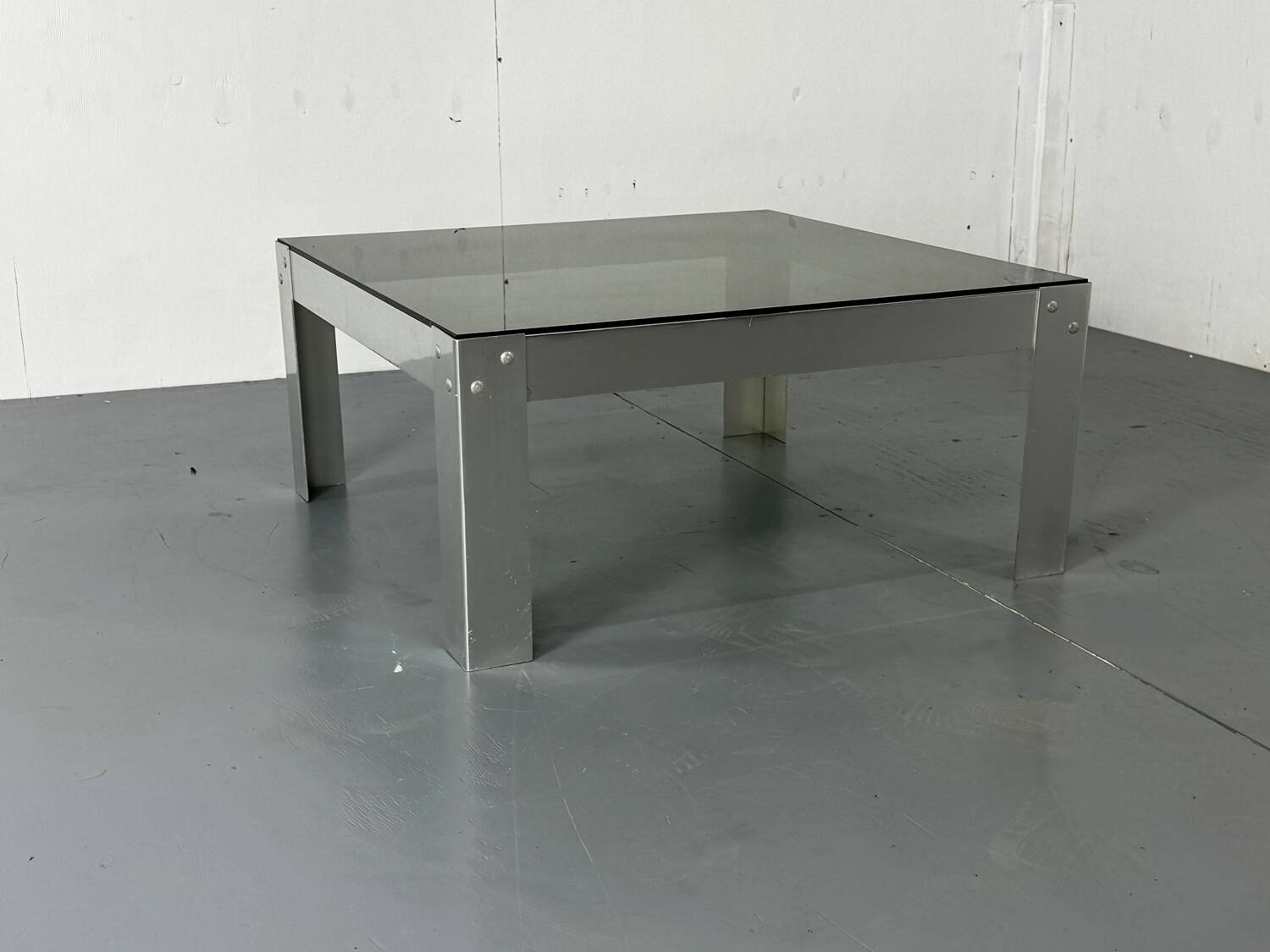 Table basse en aluminium et verre minimaliste de style moderniste du milieu du siècle, années 1970.