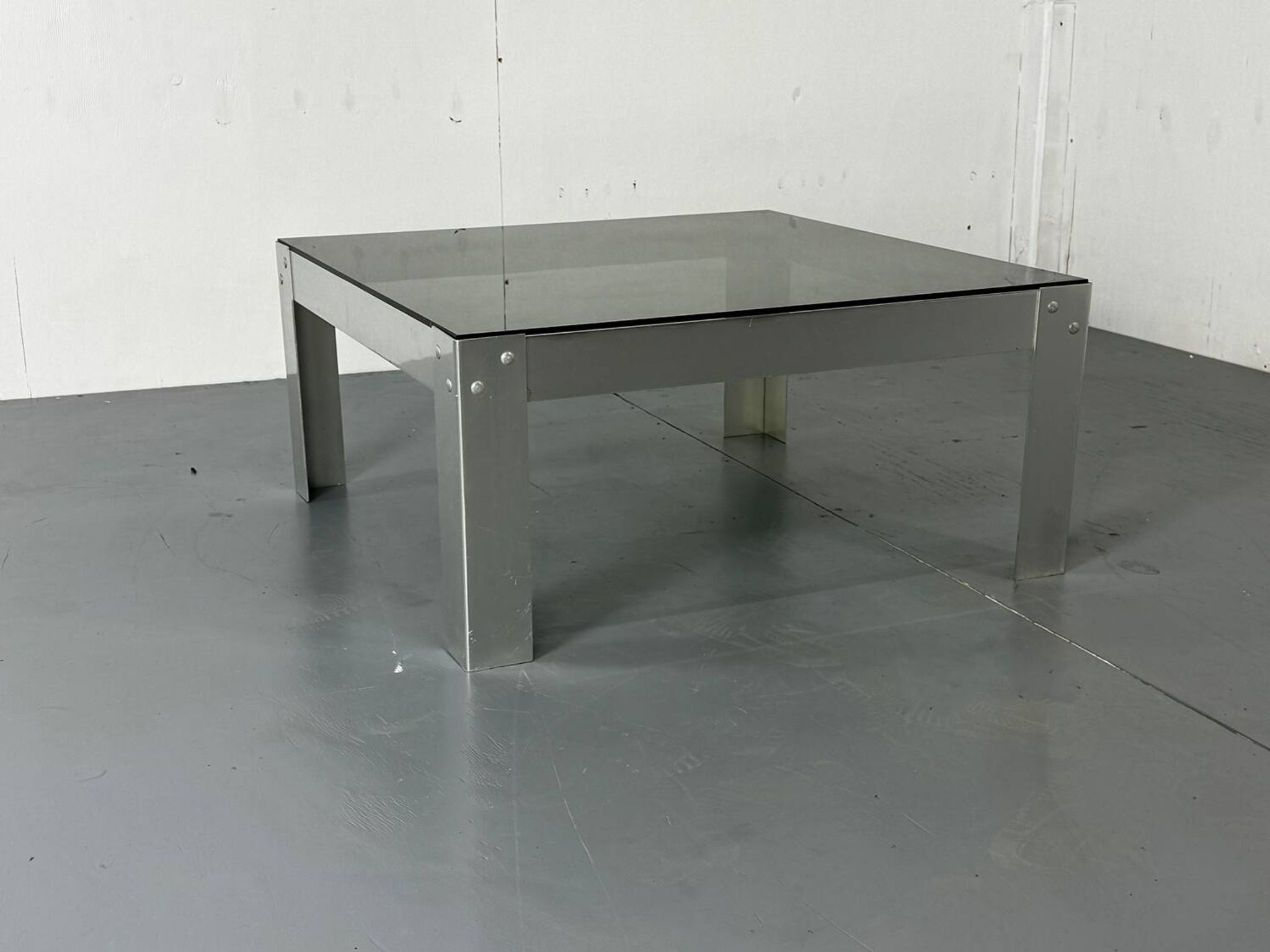 Table basse en aluminium et verre minimaliste de style moderniste du milieu du siècle, années 1970.