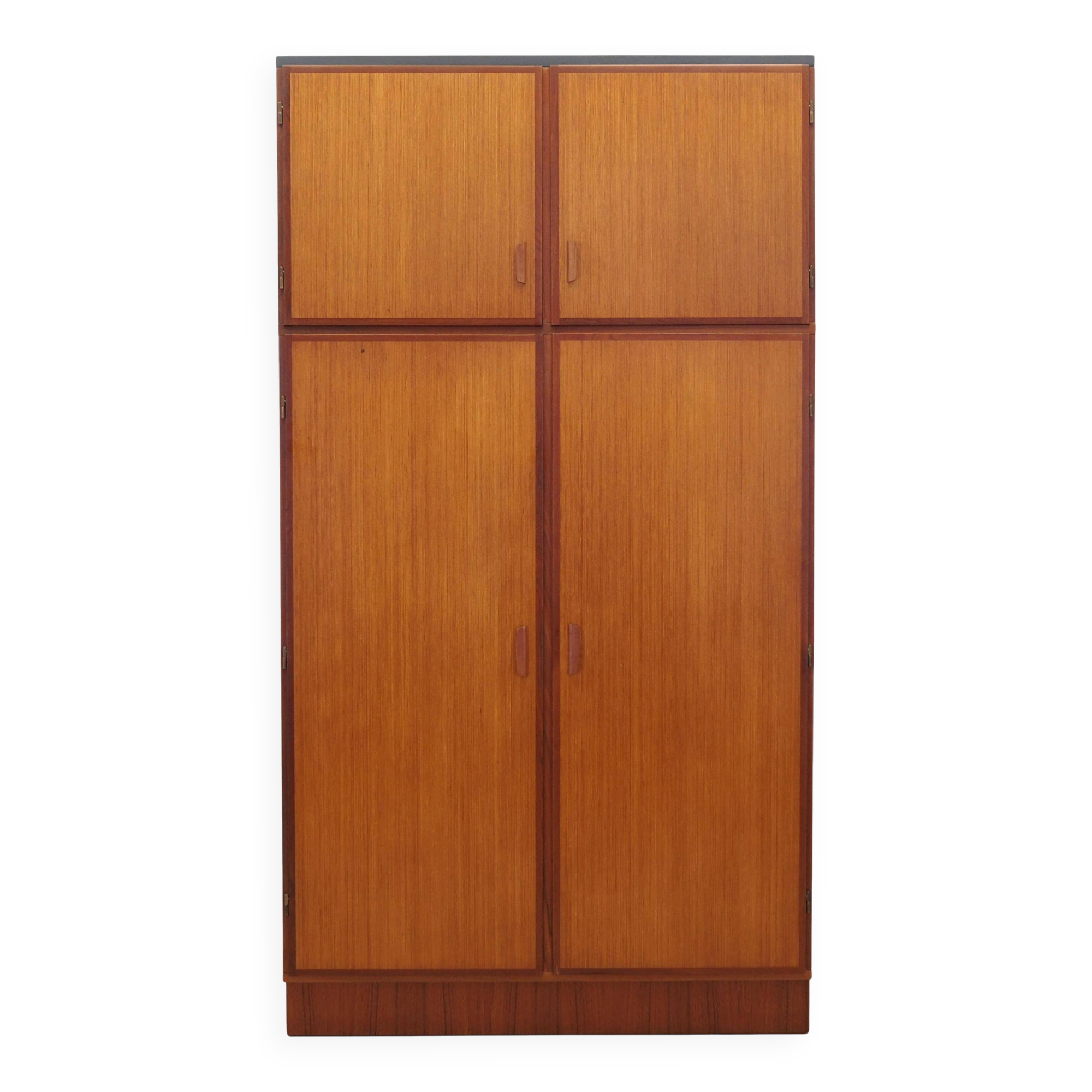 Armoire en teck, design danois, années 1970, fabricant : Omann Jun