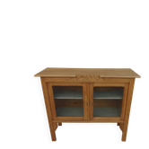 Desserte Art Déco en bois brut finition cirée, fermée par 2 portes vitrées