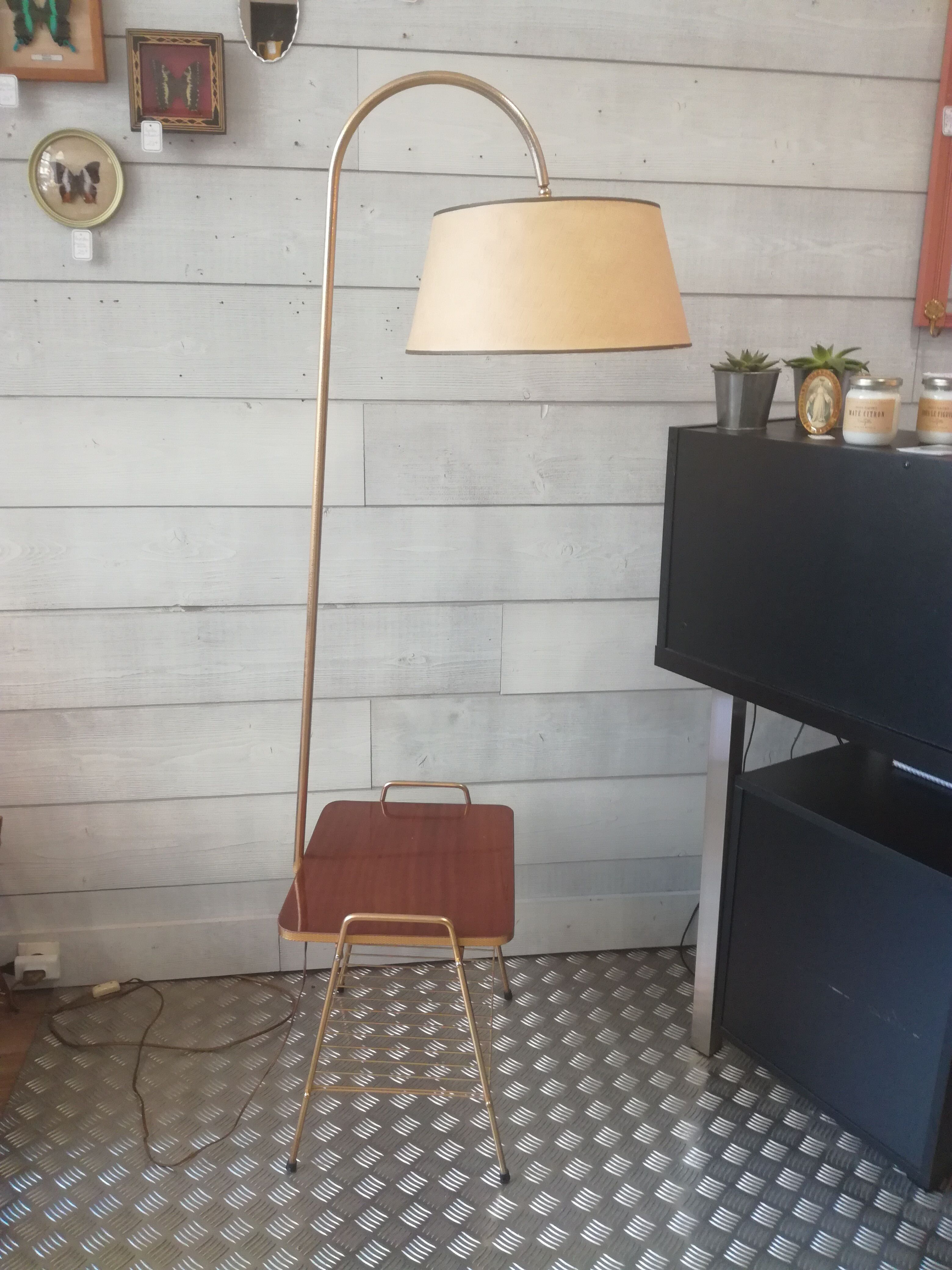 Reader lamppost with tablet