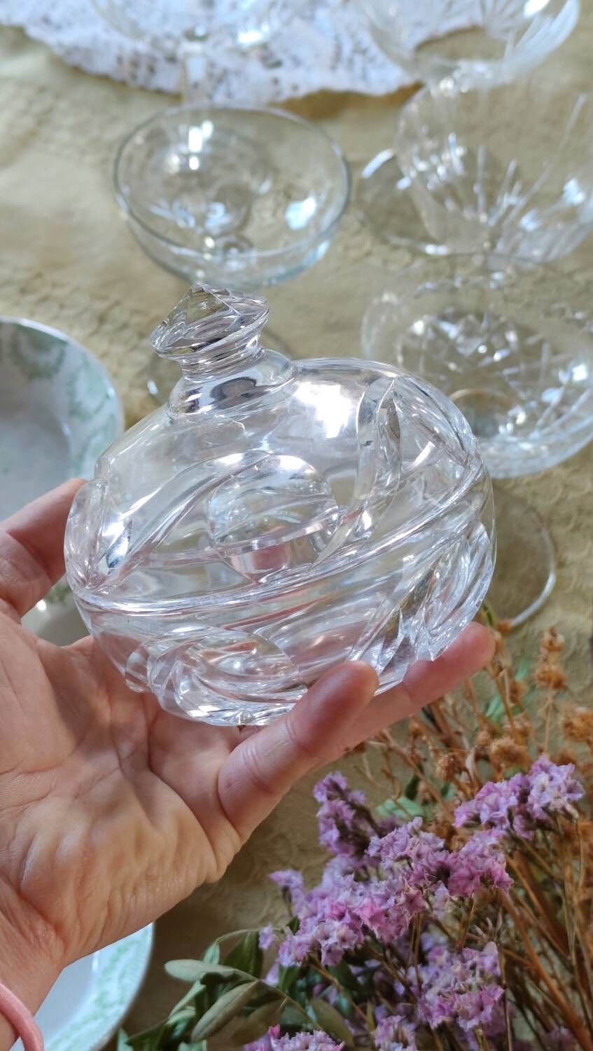 Pretty little candy dish/crystal box