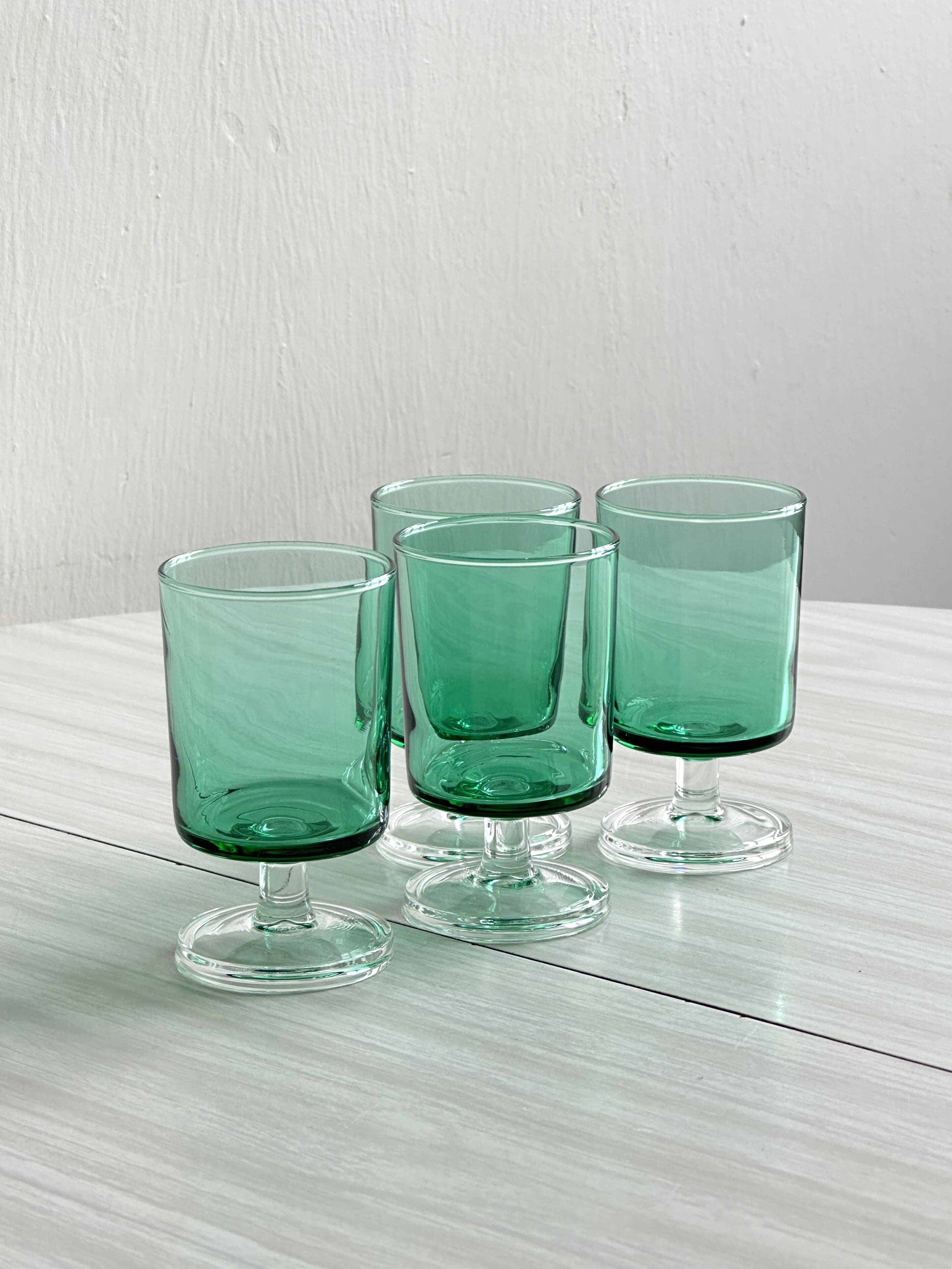Verres à liqueur translucide vert.