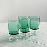 Verres à liqueur translucide vert.