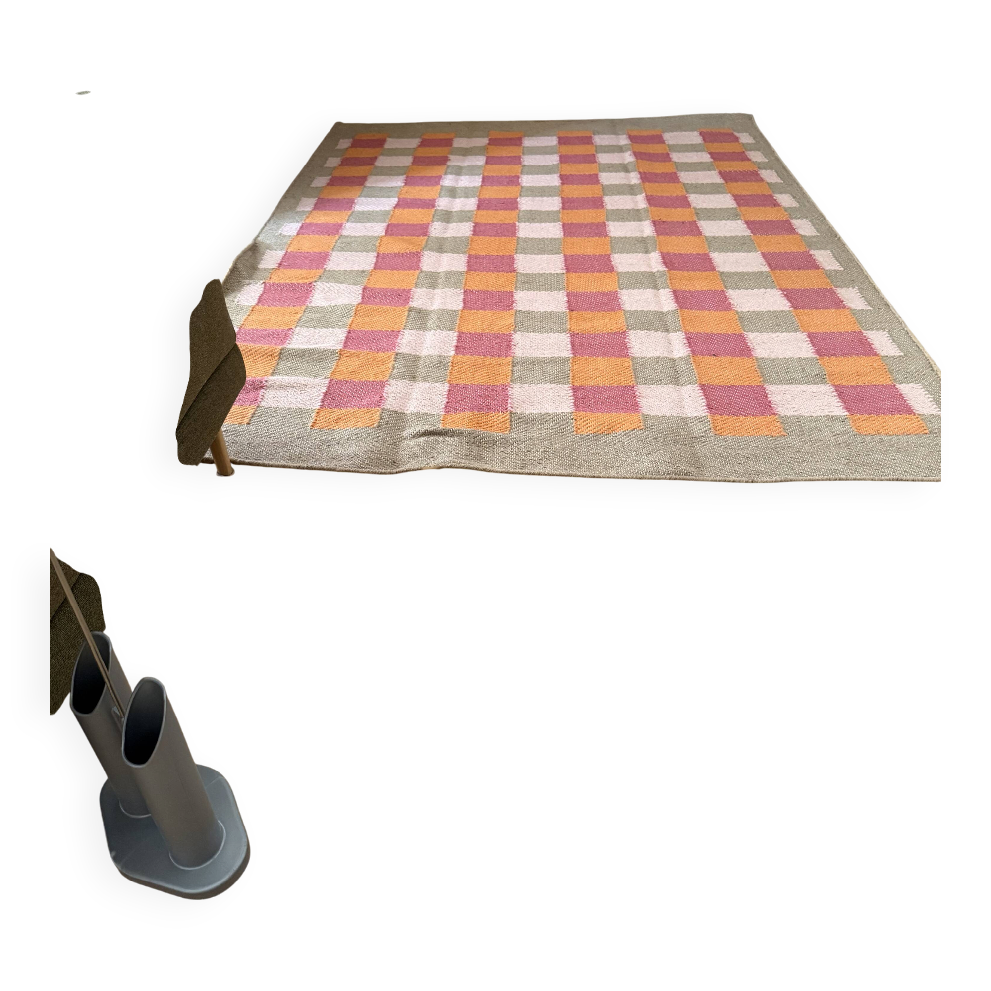 Jute rug with pink and orange patterns Matias Moellenbach