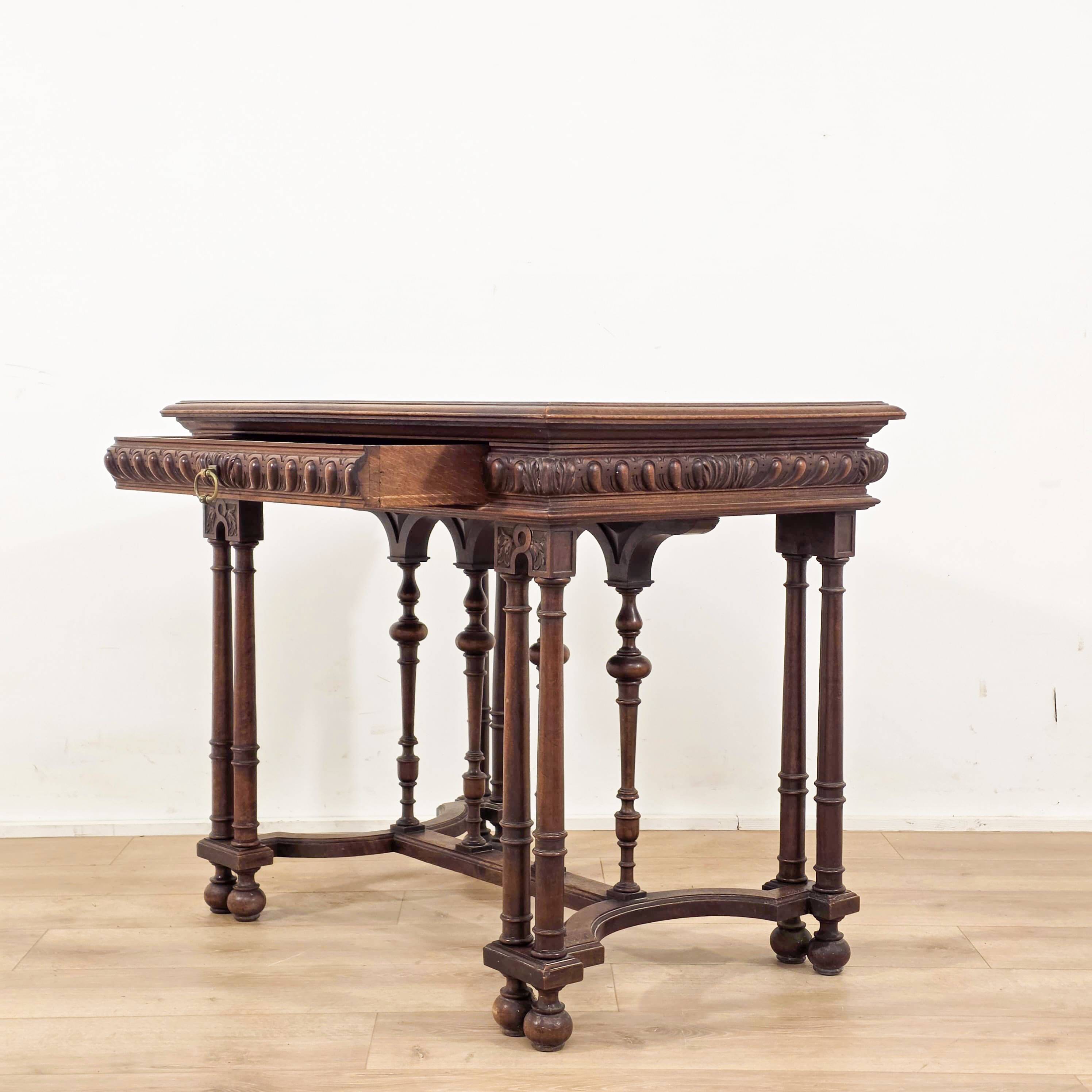 Bureau d’écrivain en noyer sculpté de style Renaissance, fin du XIXe siècle