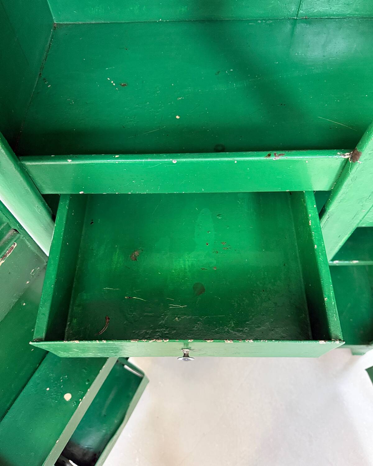 Armoire vintage en métal vert