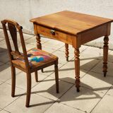 Table d'appoint ou petit bureau avec sa chaise