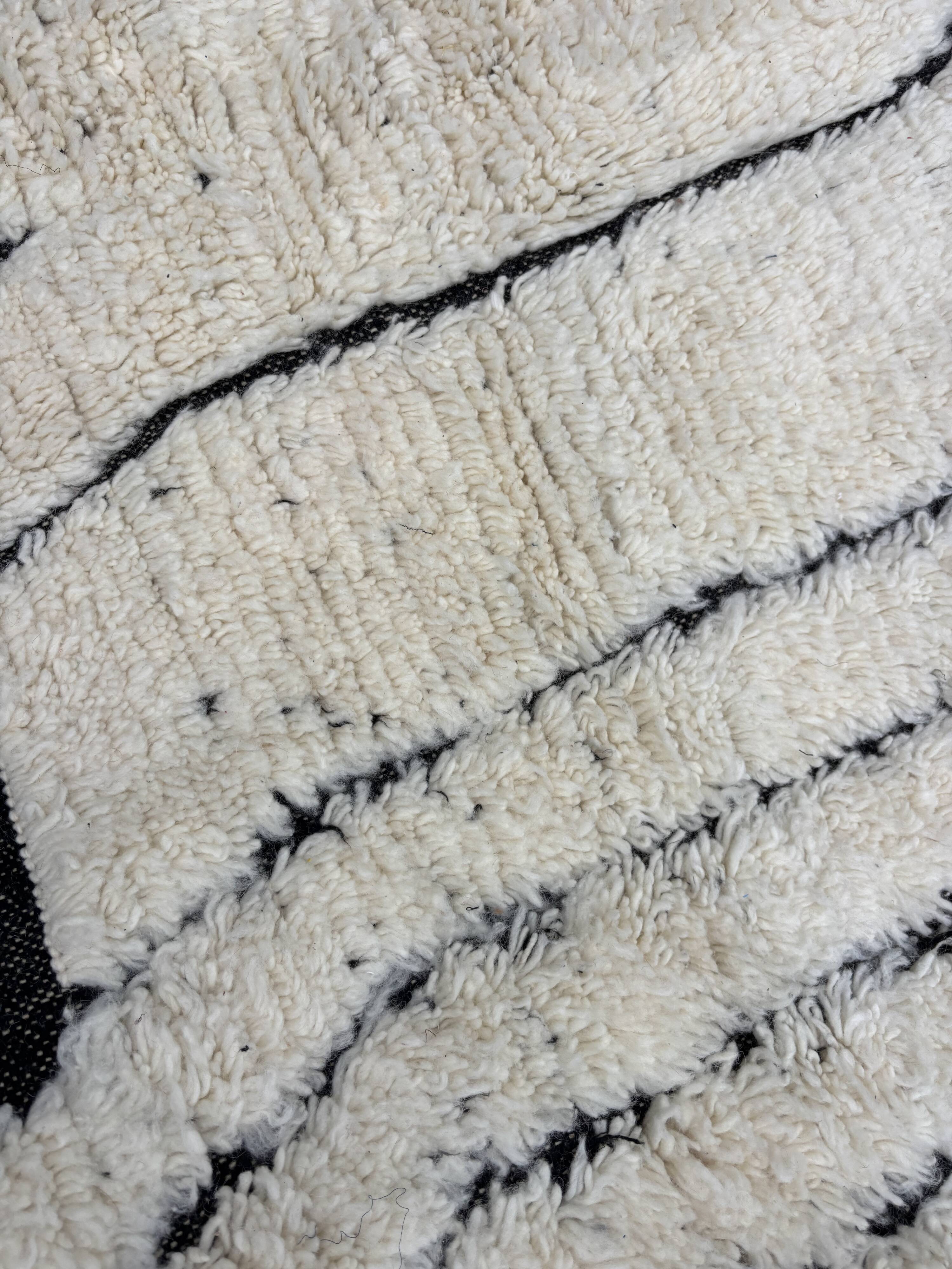 Large Beni Ouarain rug 190 × 300 cm – Graphic Berber rug in wool fa