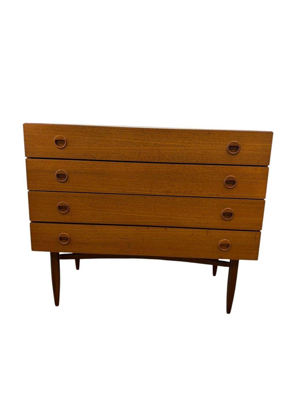 Vintage wooden chest of drawers
