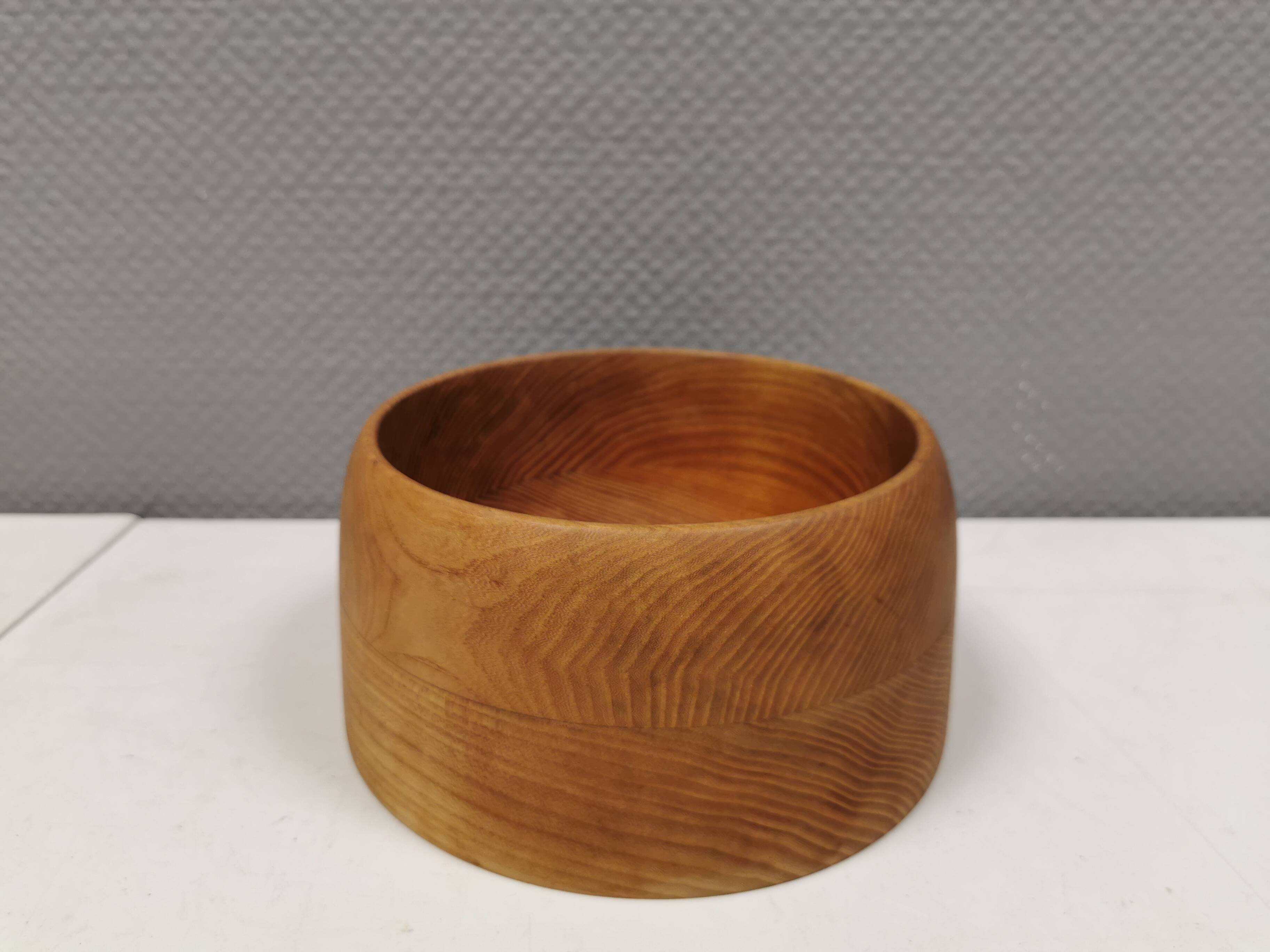 Grand bol danois en bois de frêne tourné années 1970.