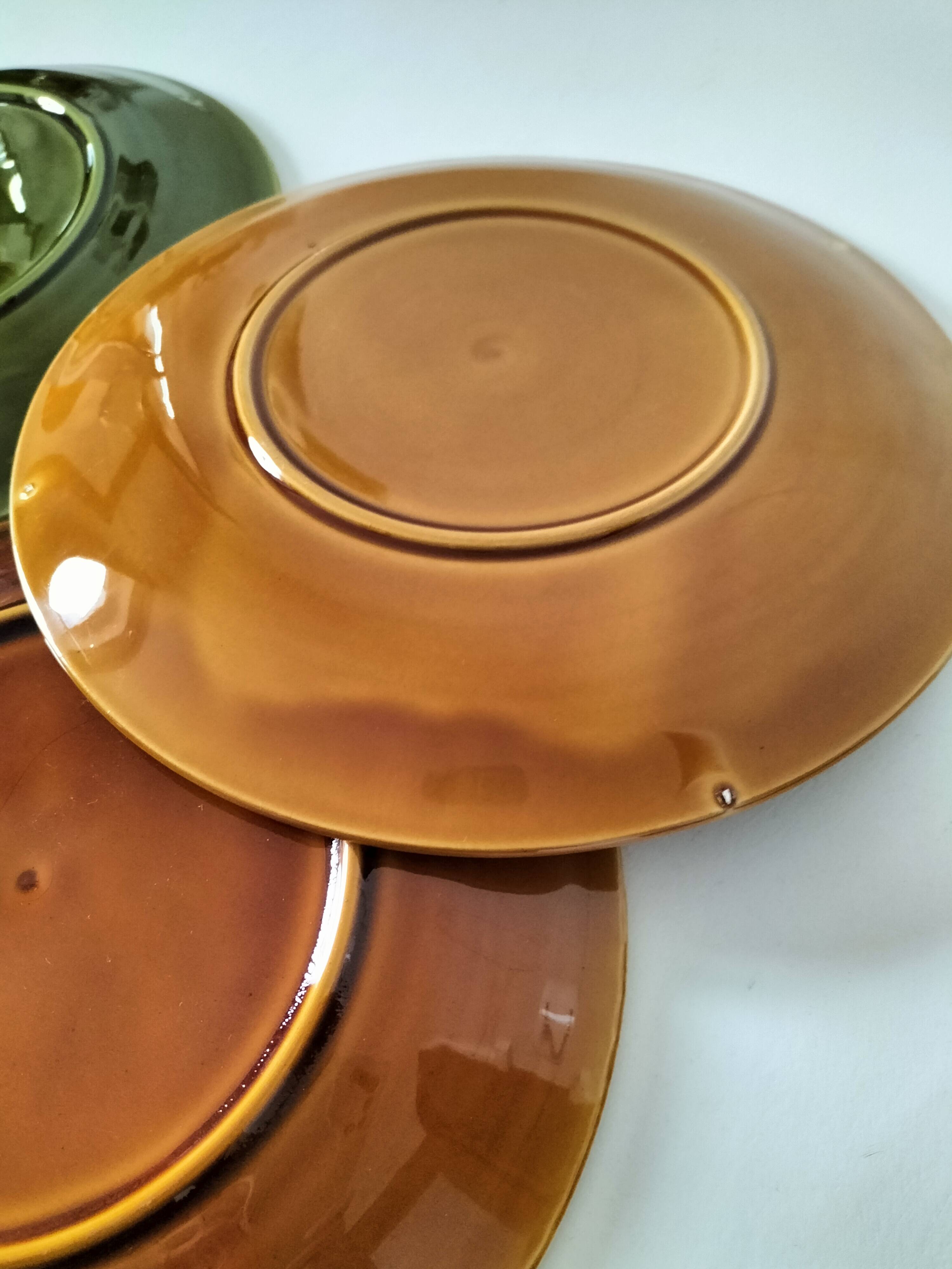 Set of green and amber enamelled plates