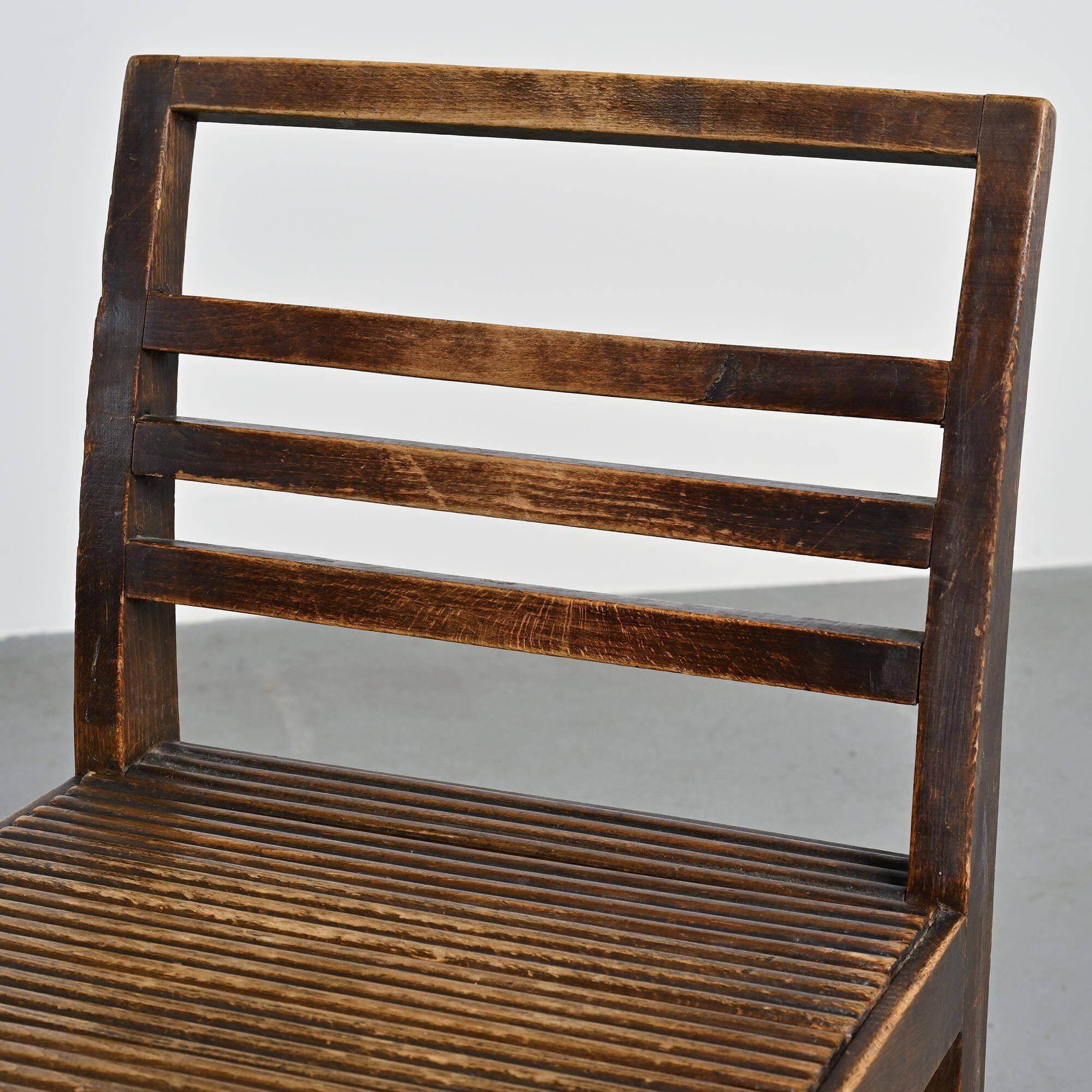 Paire de chaises 103 en hêtre teinté par René Gabriel, circa 1943