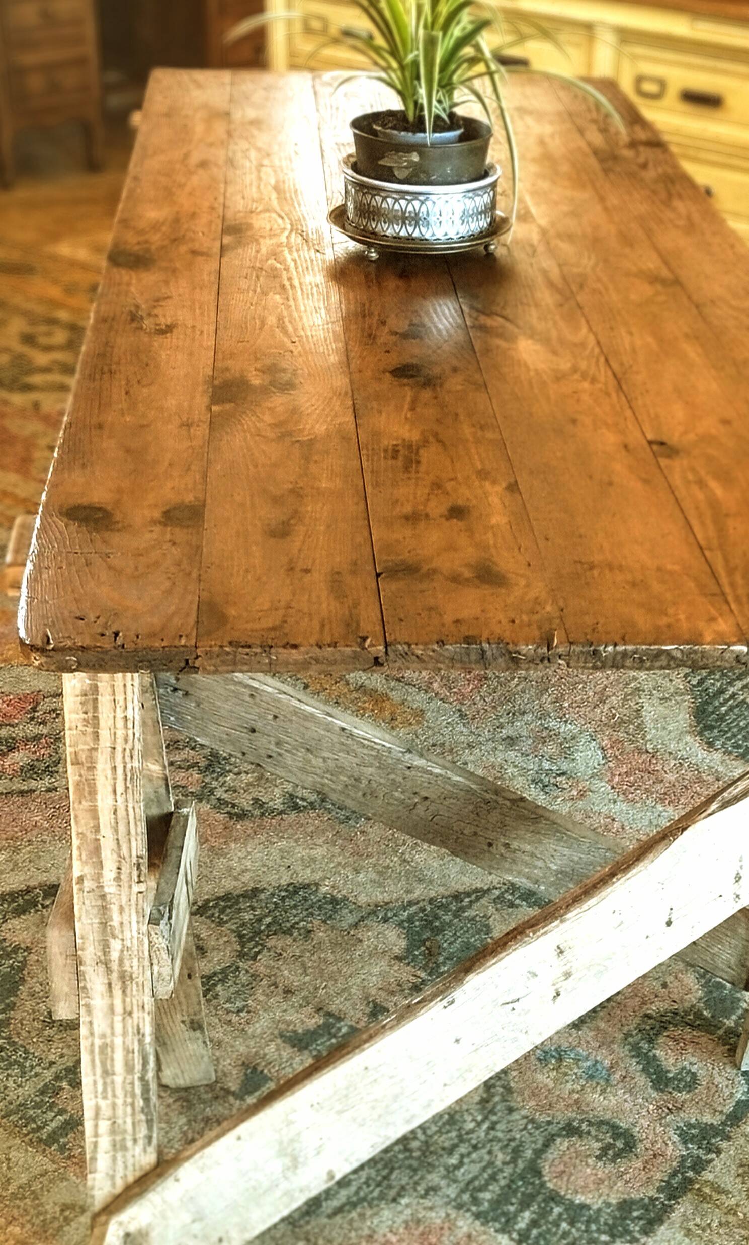 Table de ferme rustique patinée sur de lourds tréteaux