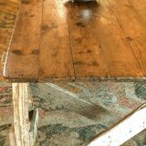 Table de ferme rustique patinée sur de lourds tréteaux