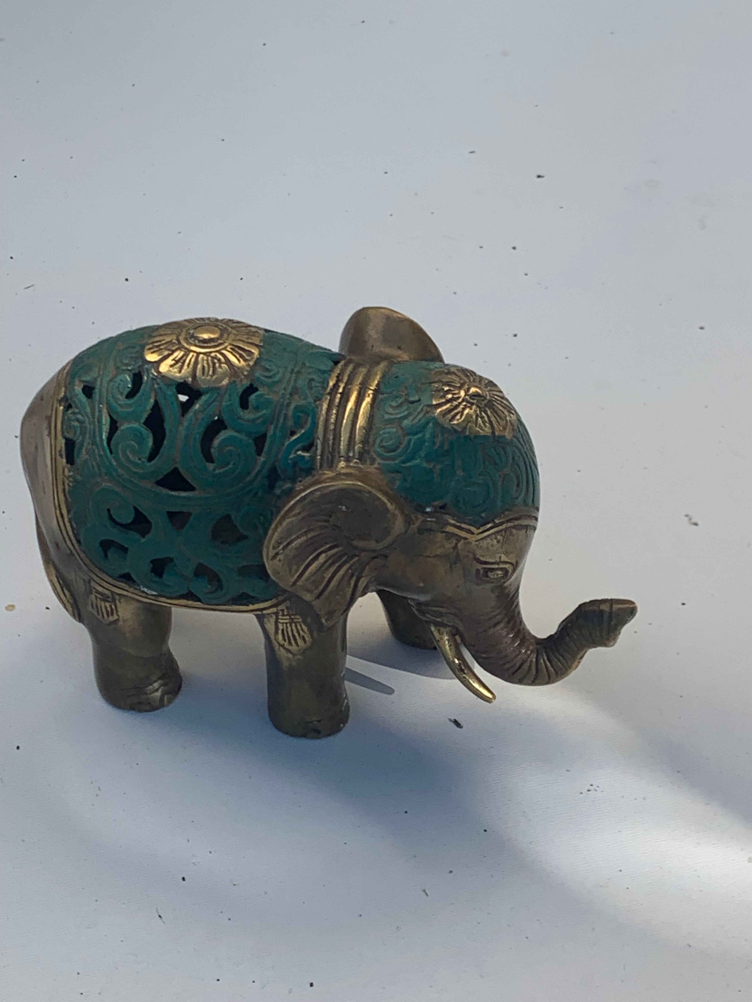 Éléphant en laiton doré et patine verte vintage
