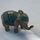 Éléphant en laiton doré et patine verte vintage