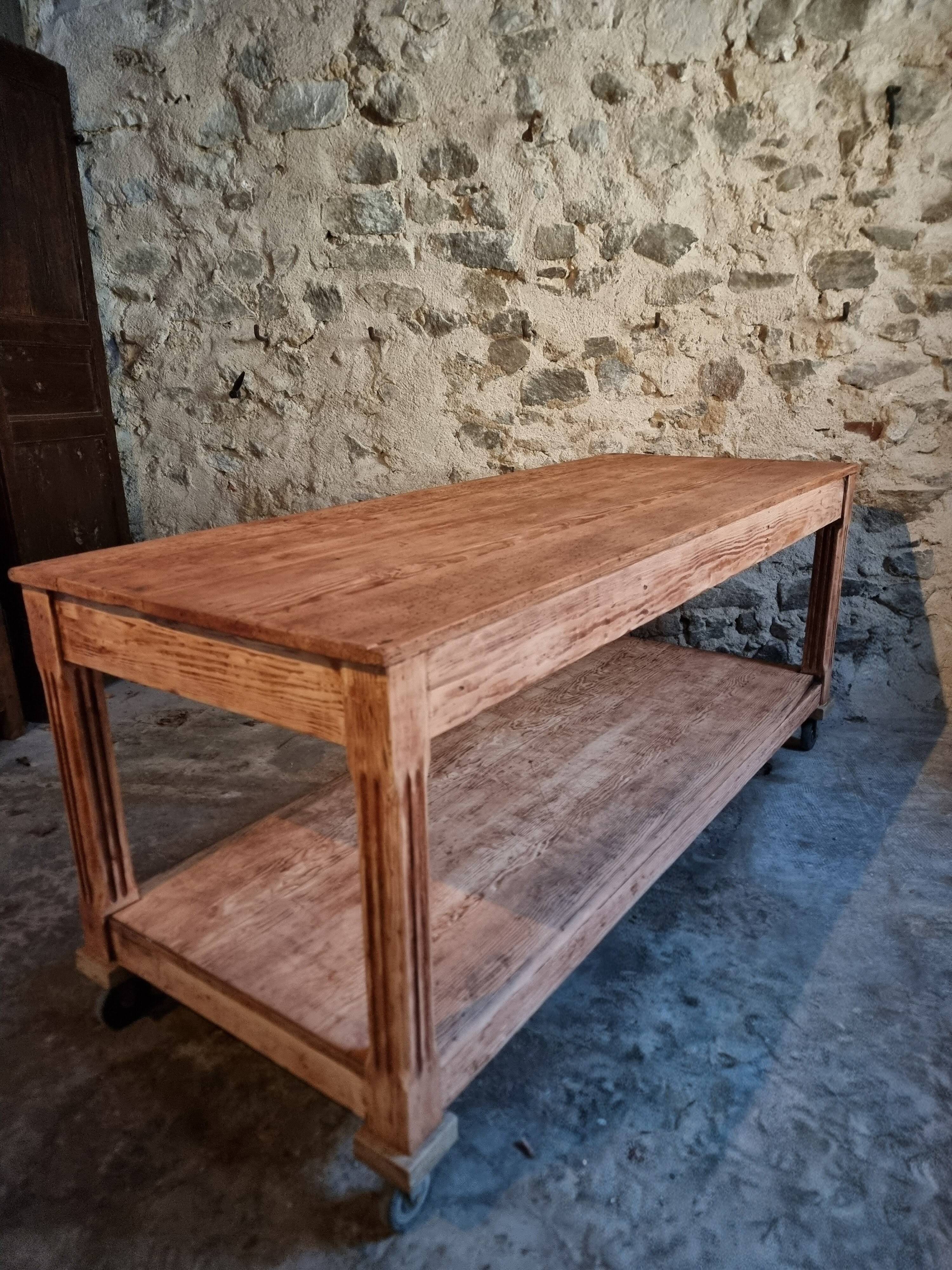French antique work table in pitch pine – large workshop / draper's table, early 20th century