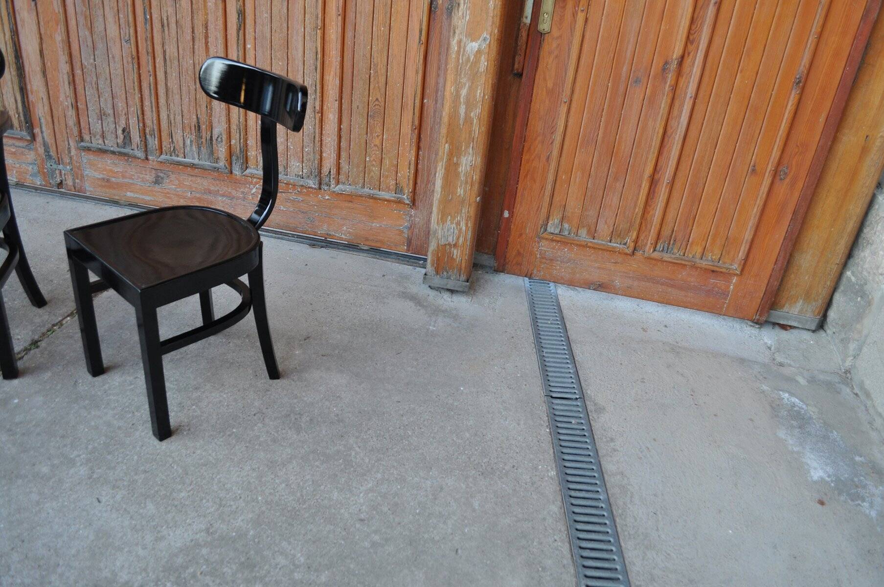 Pair of black Art Deco chairs in wood by Lajos Kozma, Szék és Faárugyár, 1920s