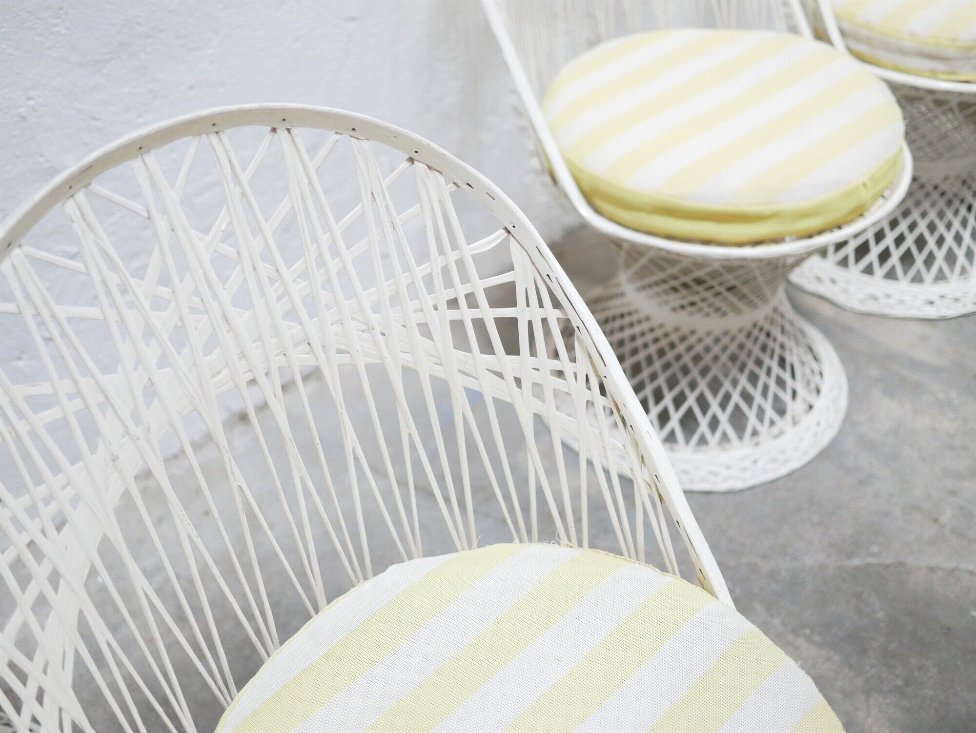 Garden table and 5 vintage fiberglass chairs by Russell Woodard