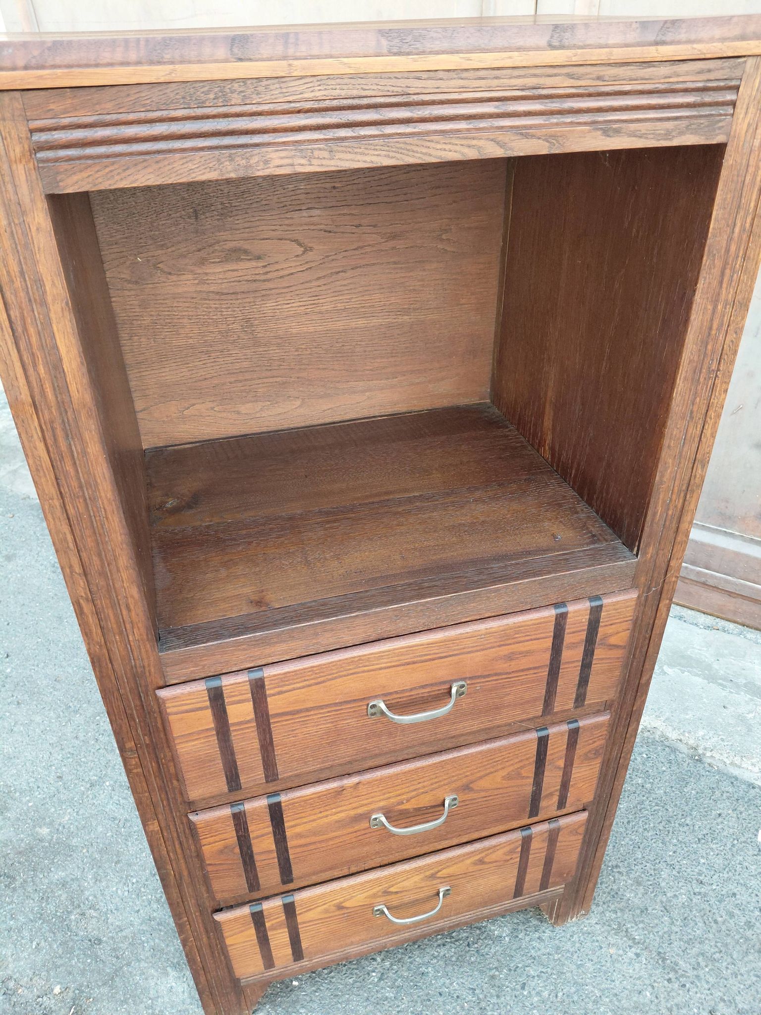 Small accent piece, chest of drawers