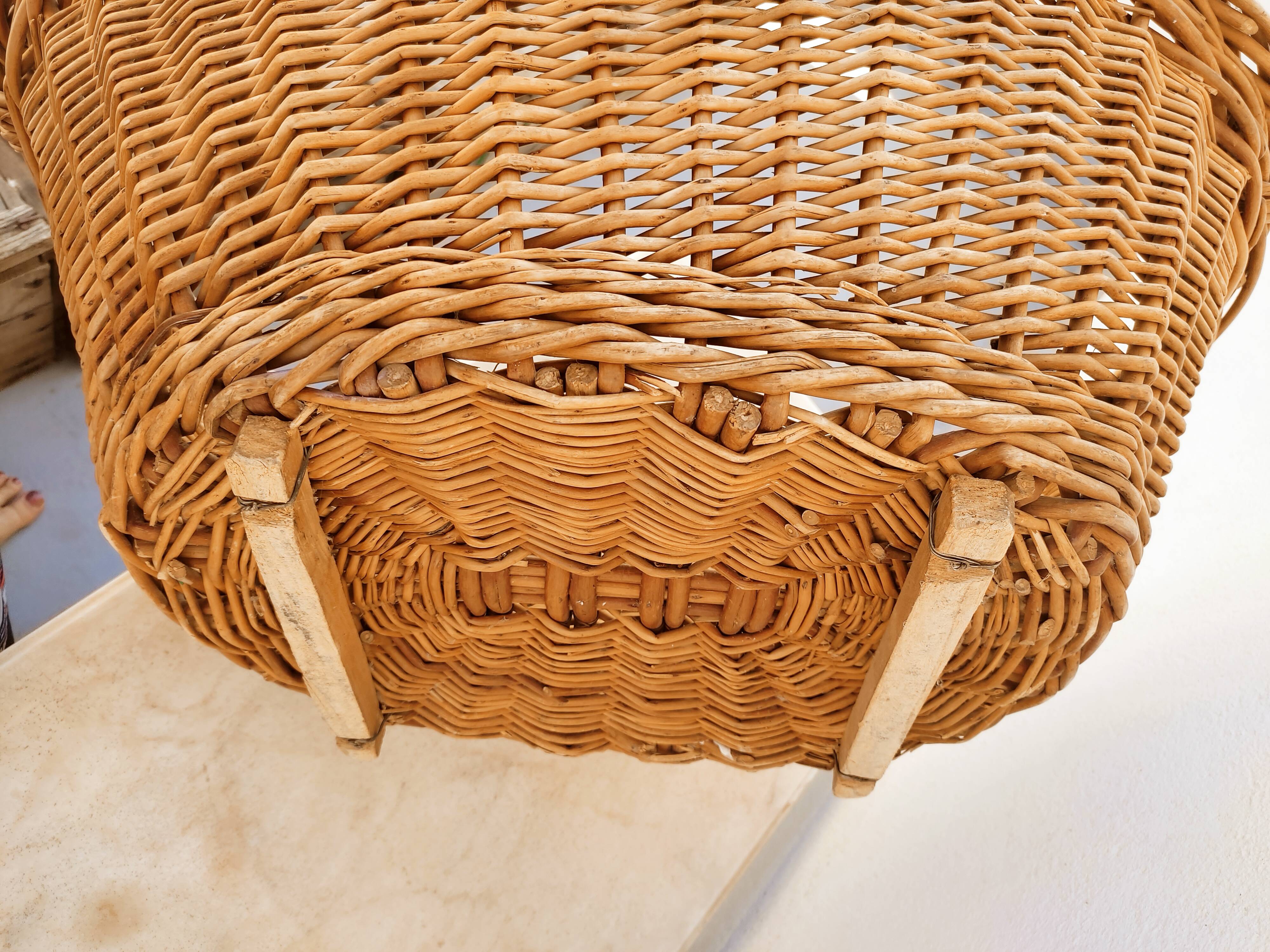 Basket, wicker laundry basket