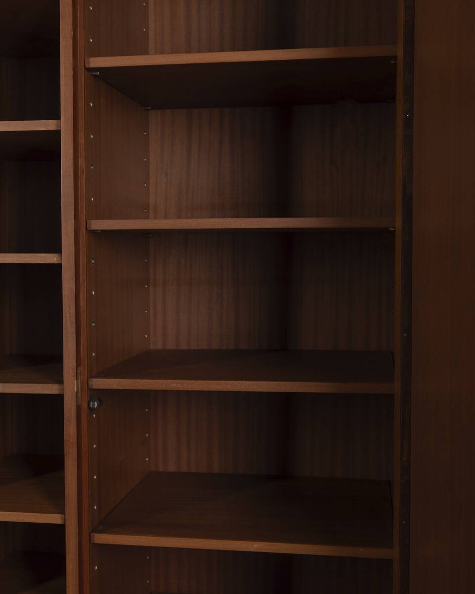 Meuble en bois à deux portes des années 1960, recouvert de tissu, de style italien.