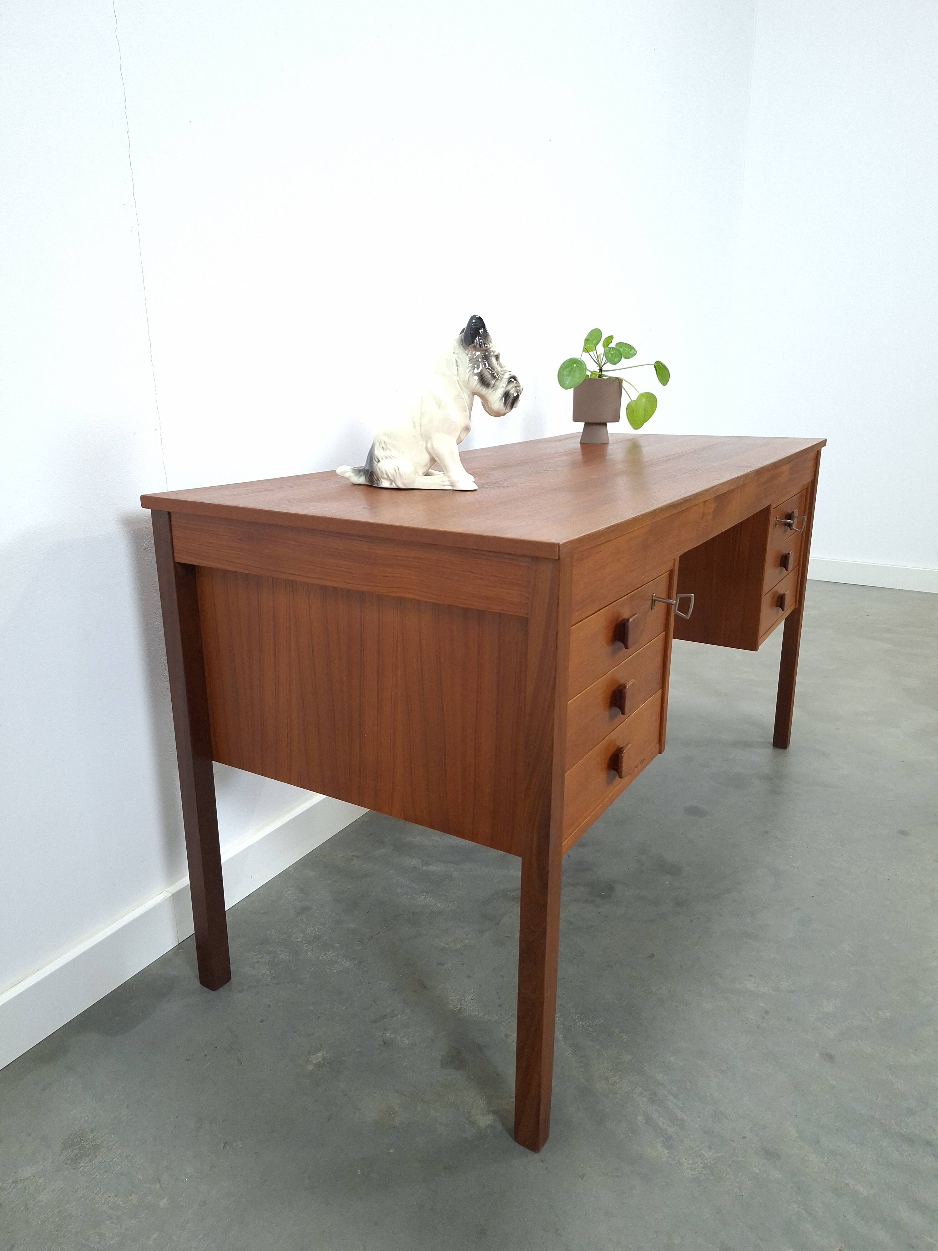 Teak vrijstaand bureau met lade uit Denemarken