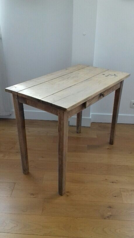 Table ancienne en bois avec inclusion de monnaies et de clés