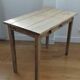 Table ancienne en bois avec inclusion de monnaies et de clés