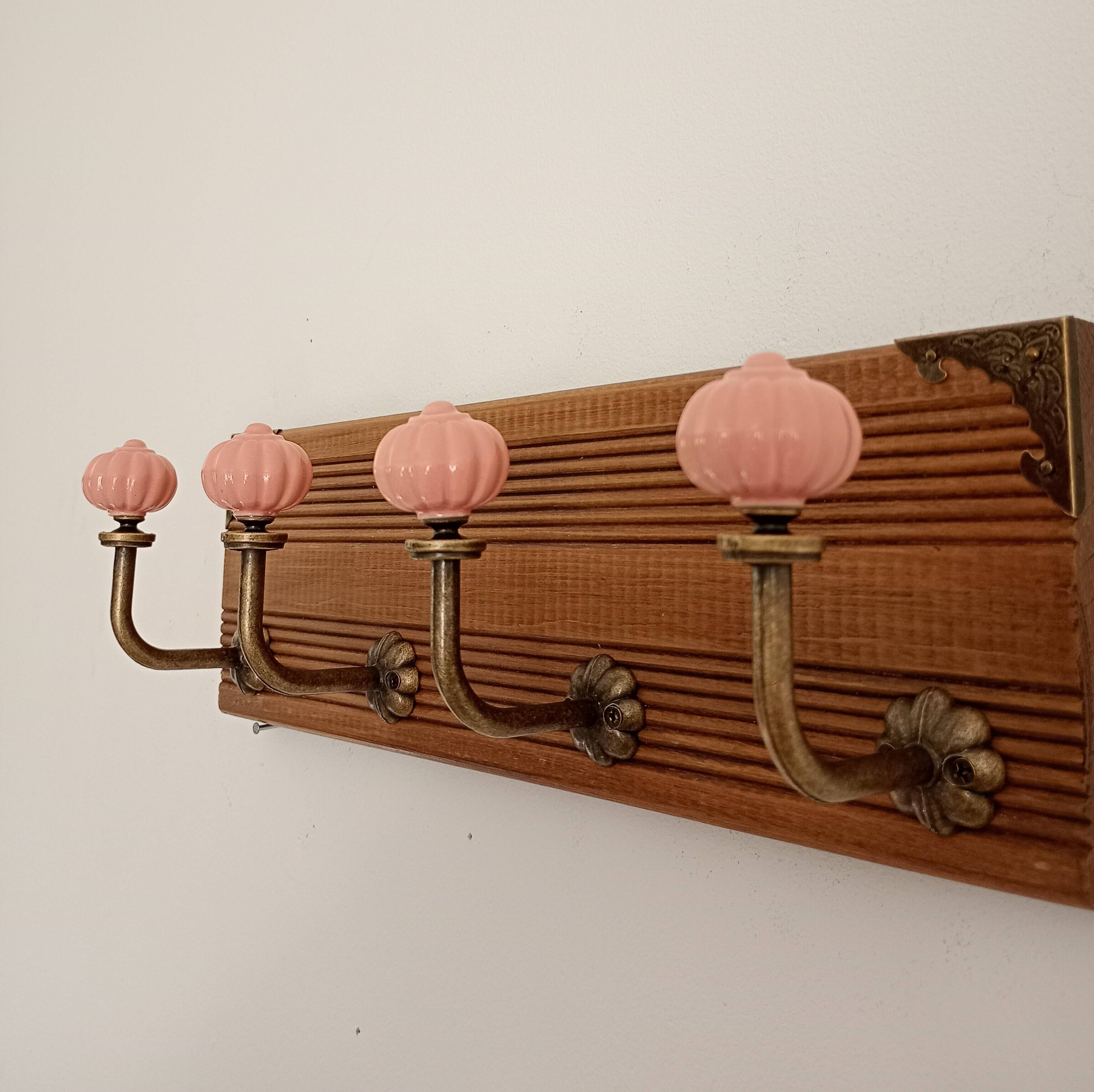 Porte manteau mural style vintage en bois – 4 patères céramique rose 40 cm