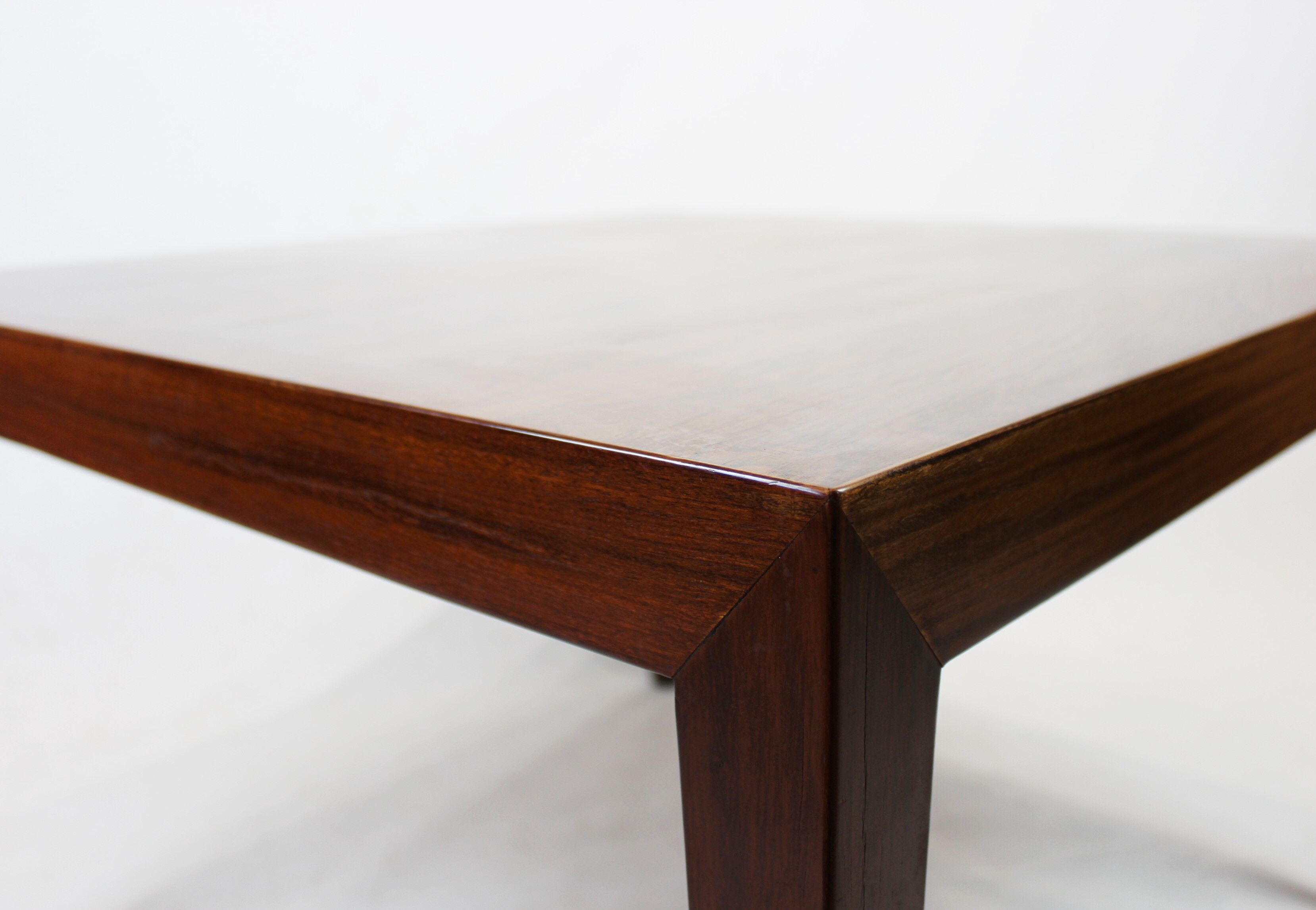 Table basse de bois de rose par Severin Hansen pour Haslev Furniture des années 1960.