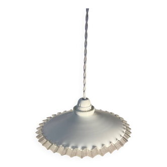 Suspension opaline ondulée