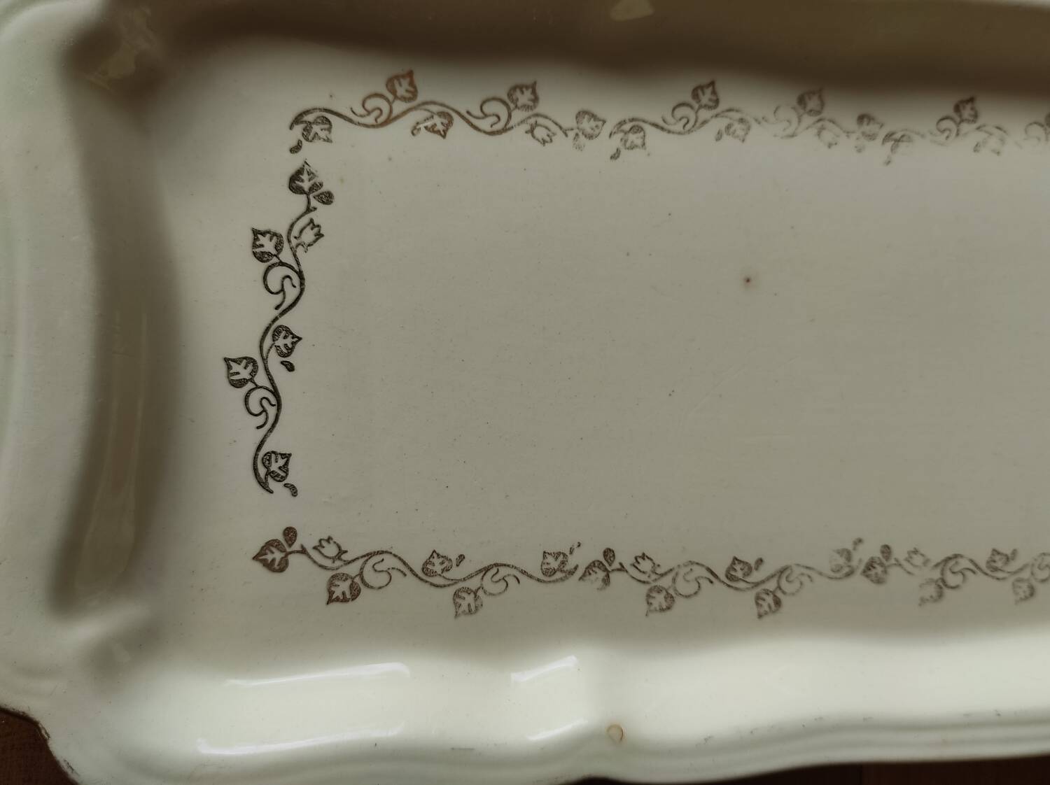 Plat à cake en faïence