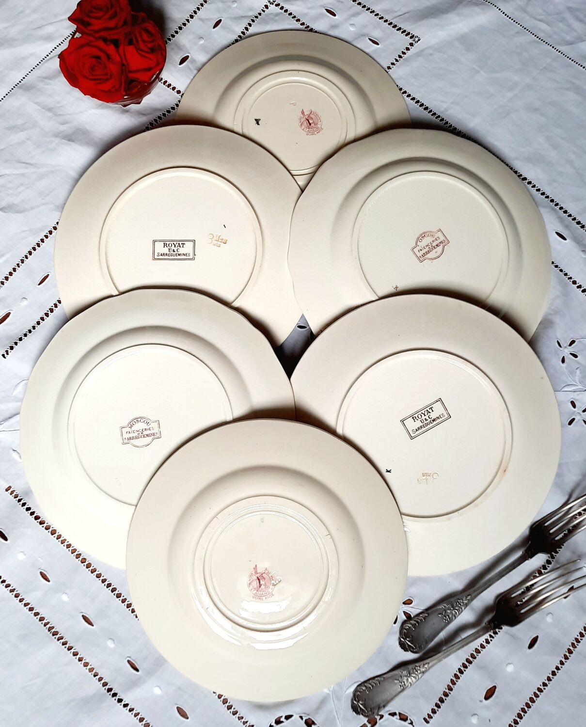 Assiettes plates anciennes dépareillées en faïence terre de fer