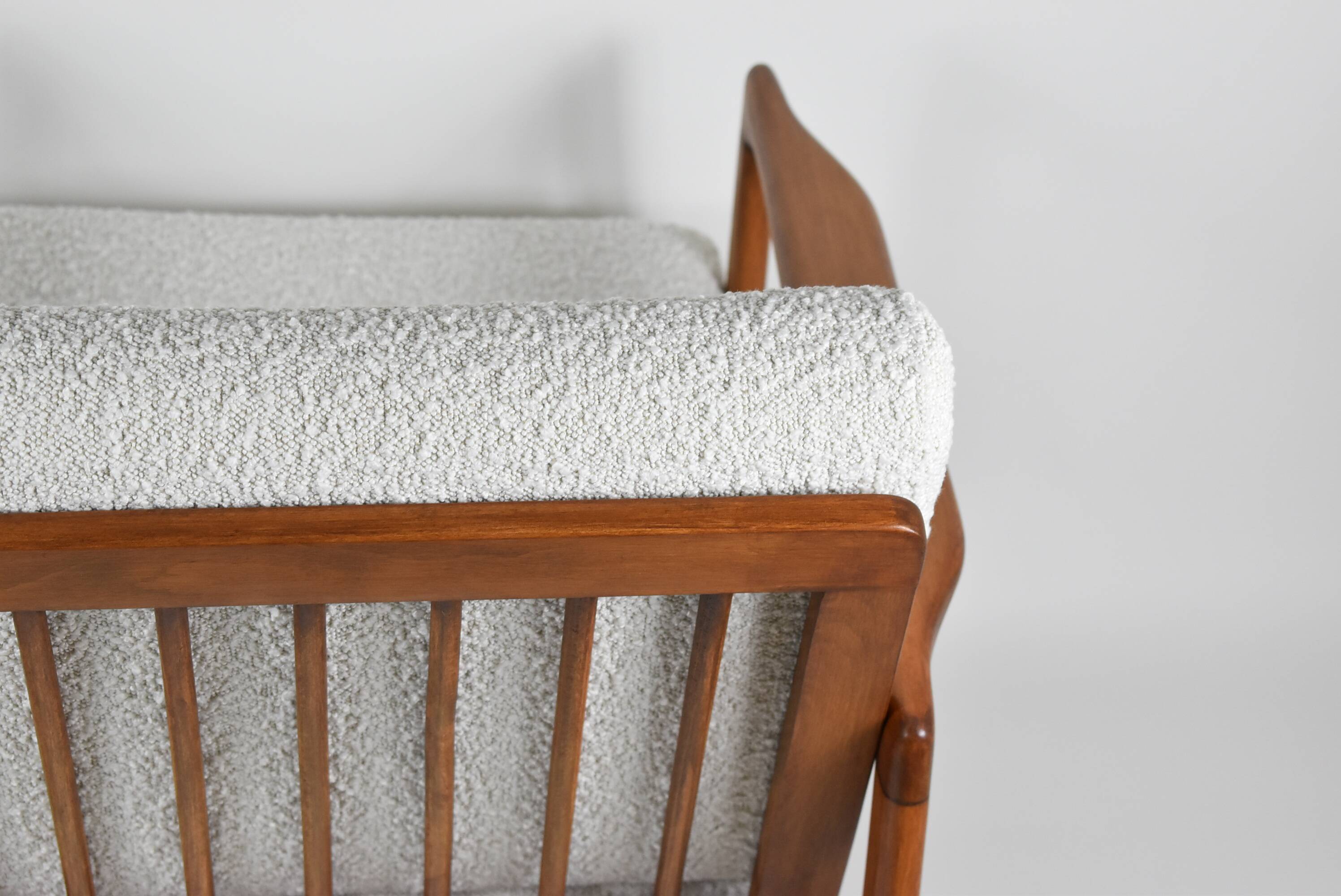 Fauteuil bouclé original, vintage, restauré, blanc, teck