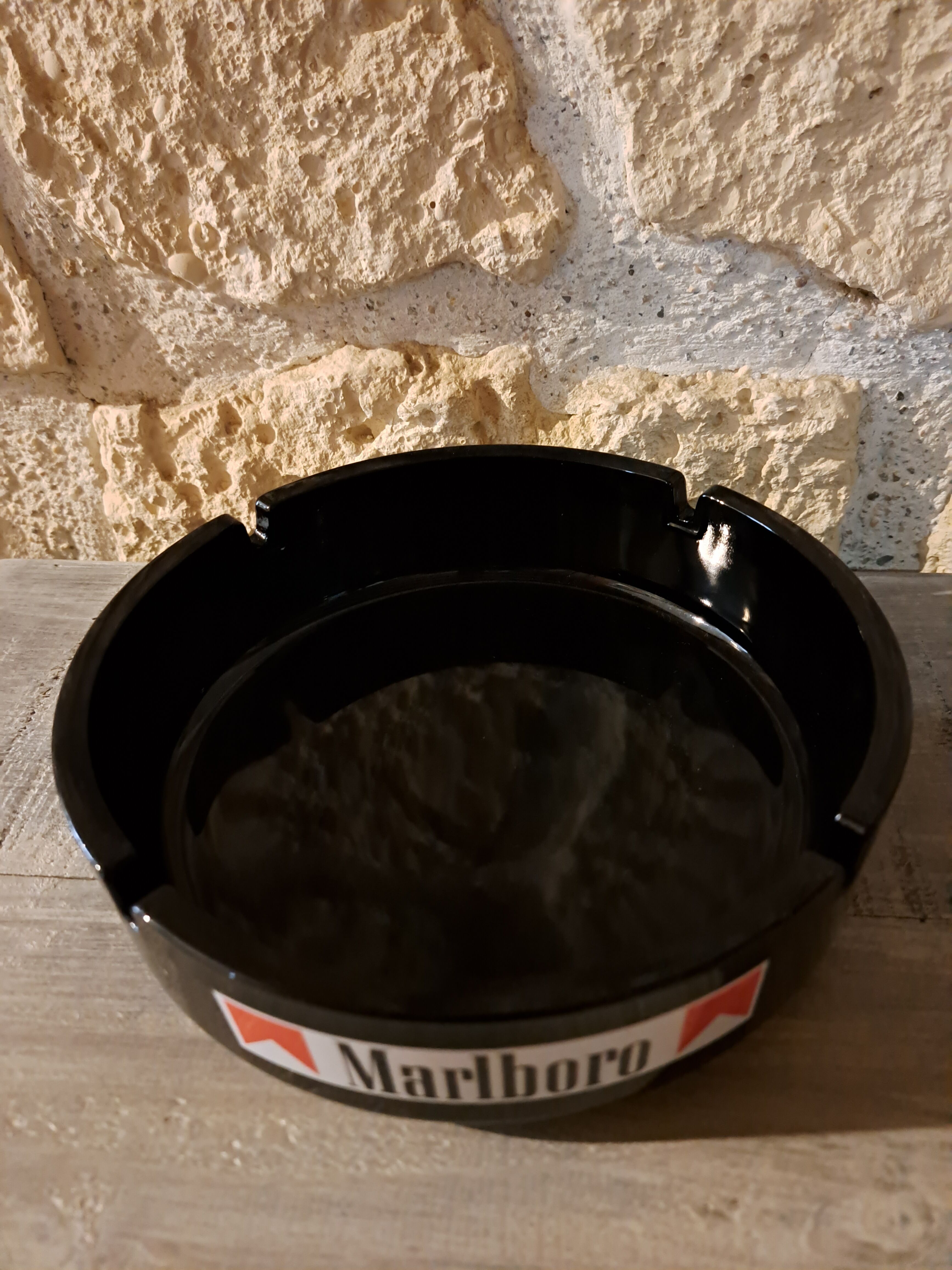 Cendrier rond en verre noir support publicitaire Marlboro
