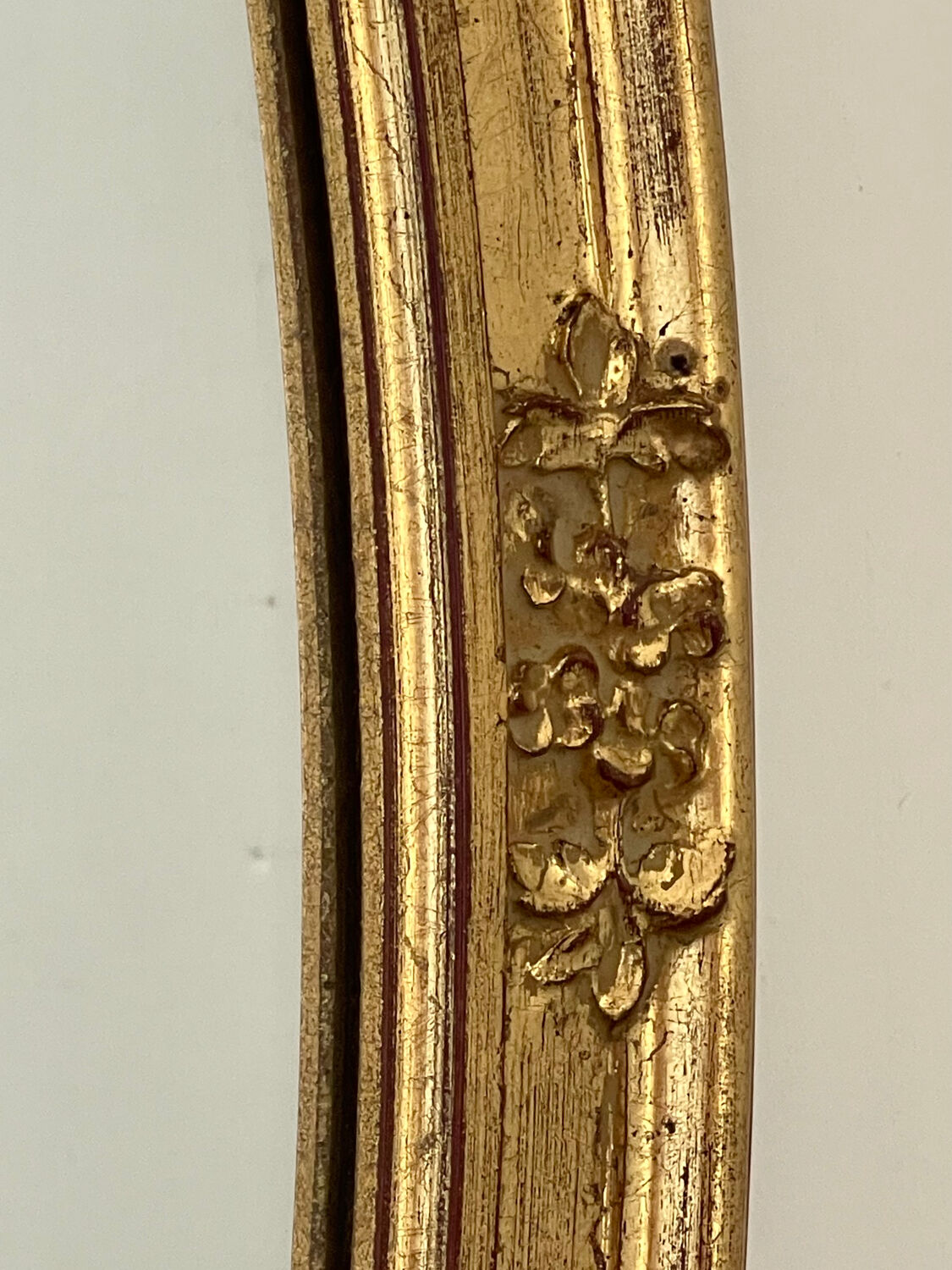 Oval mirror in carved wood