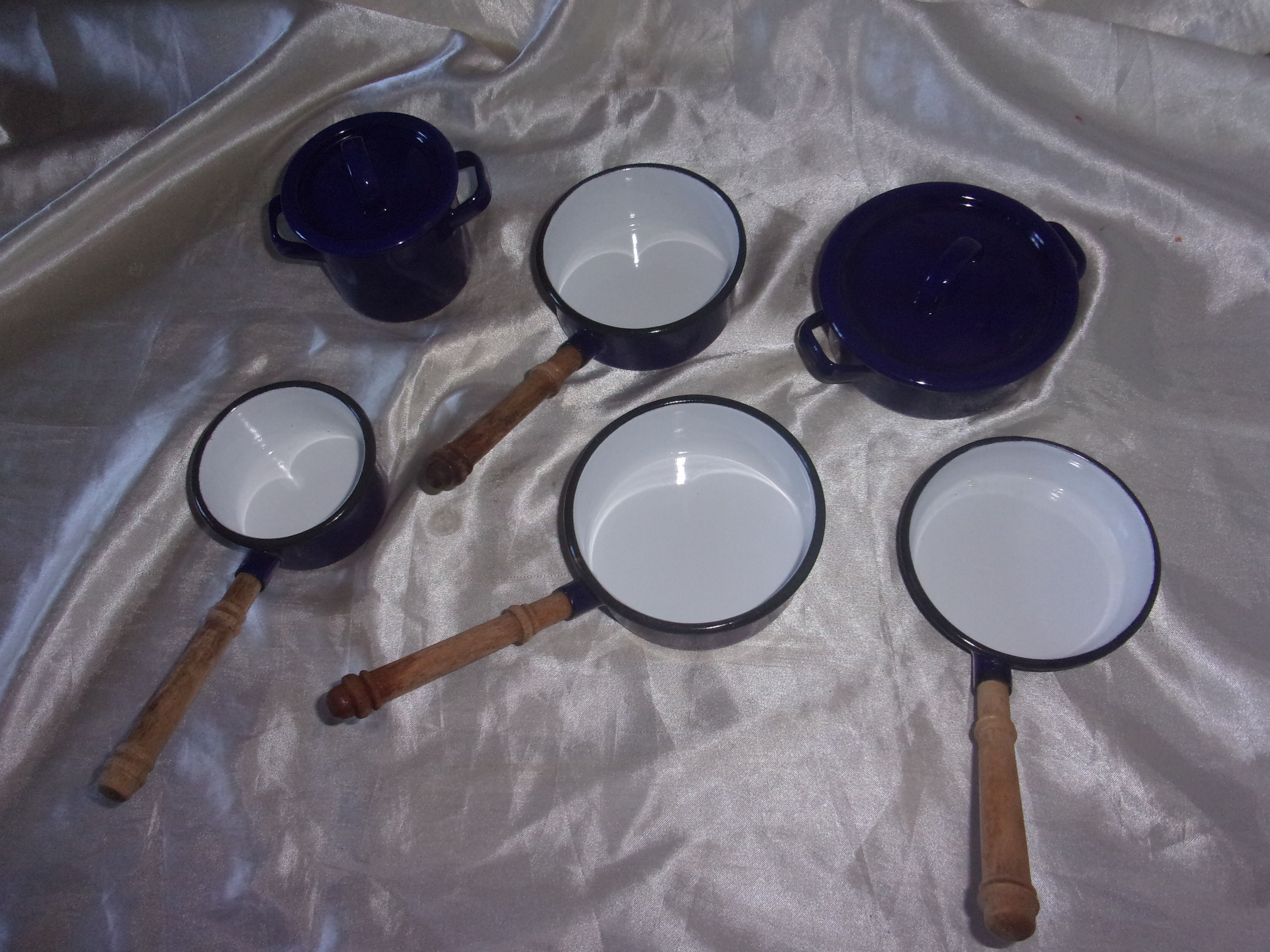 Enamelled sheet metal dinette