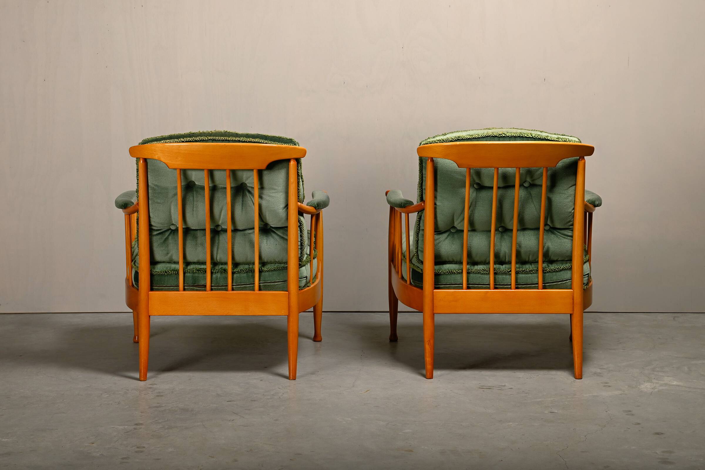 Fauteuils Skrindan en hêtre et velours vert, par Kerstin Hörlin-Homquist, Suède