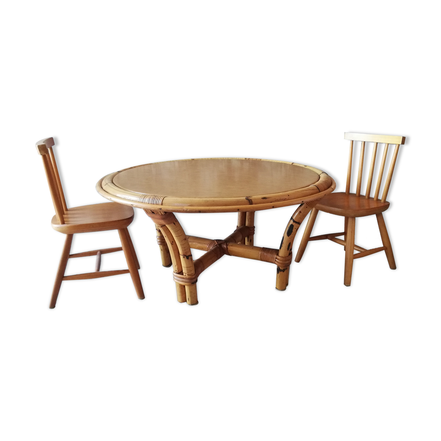 Rattan coffee table and its 2 vintage chairs