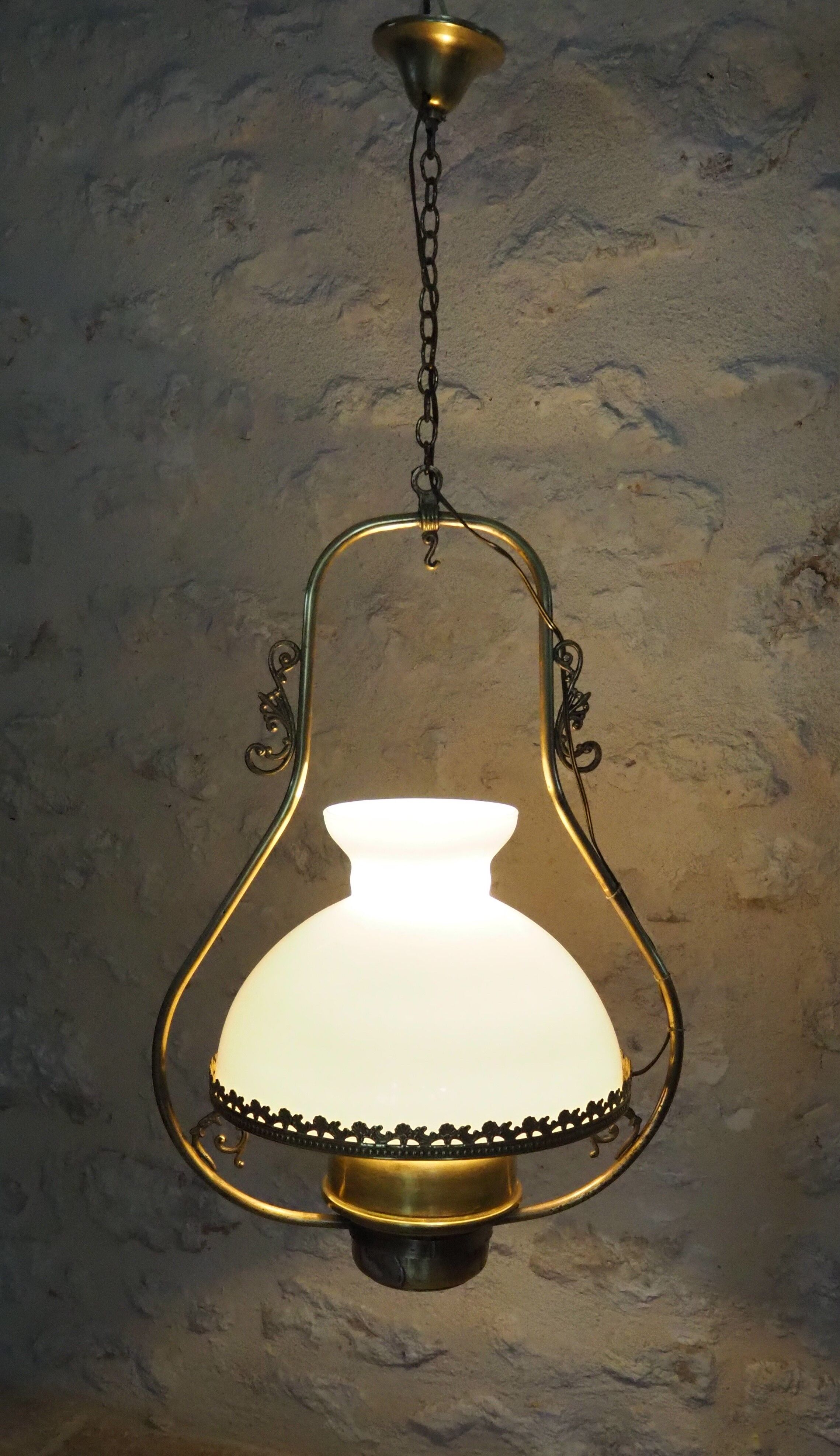 Old suspension in opaline and brass