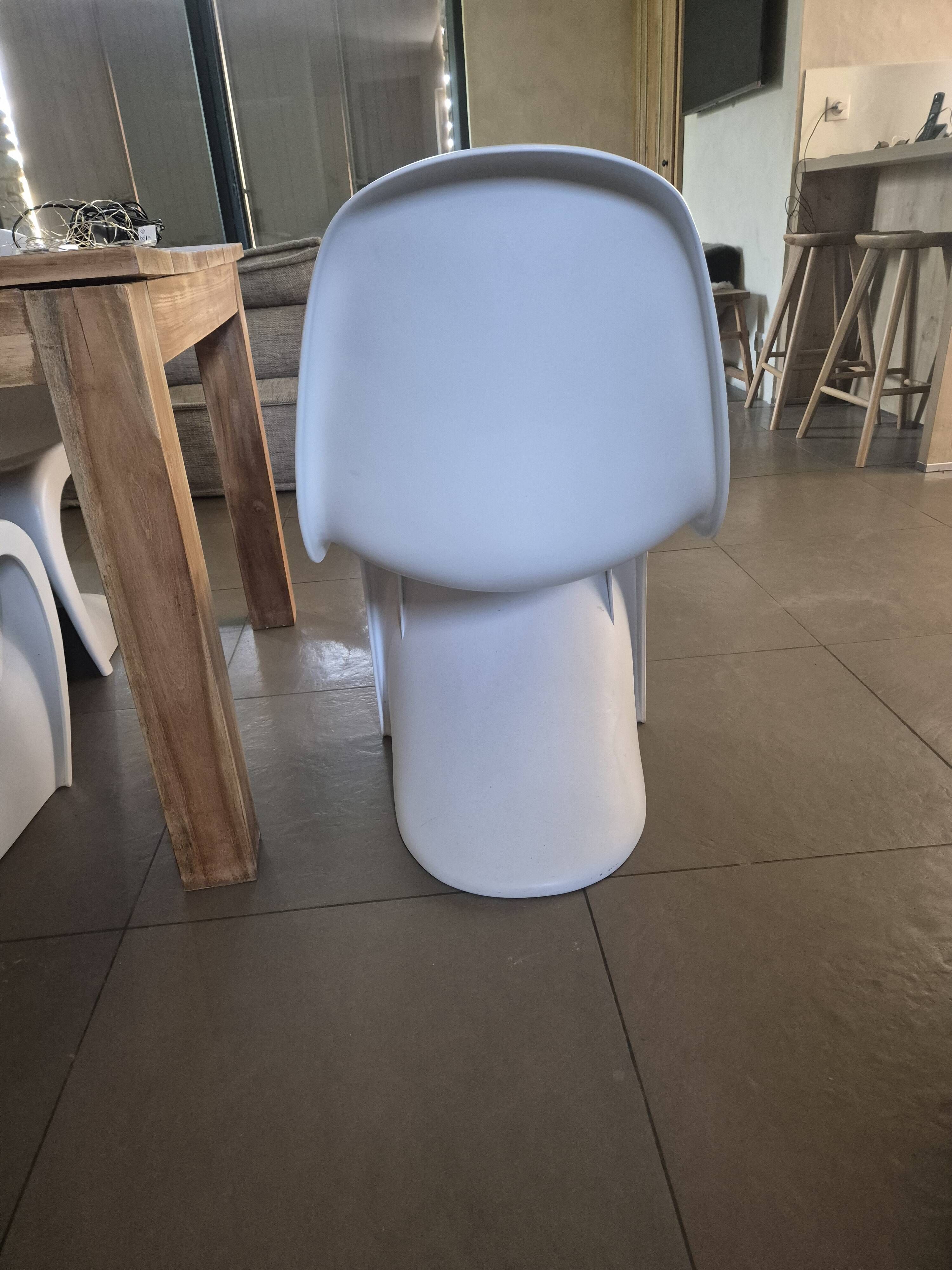 10 white chairs in the style of Verner Panton