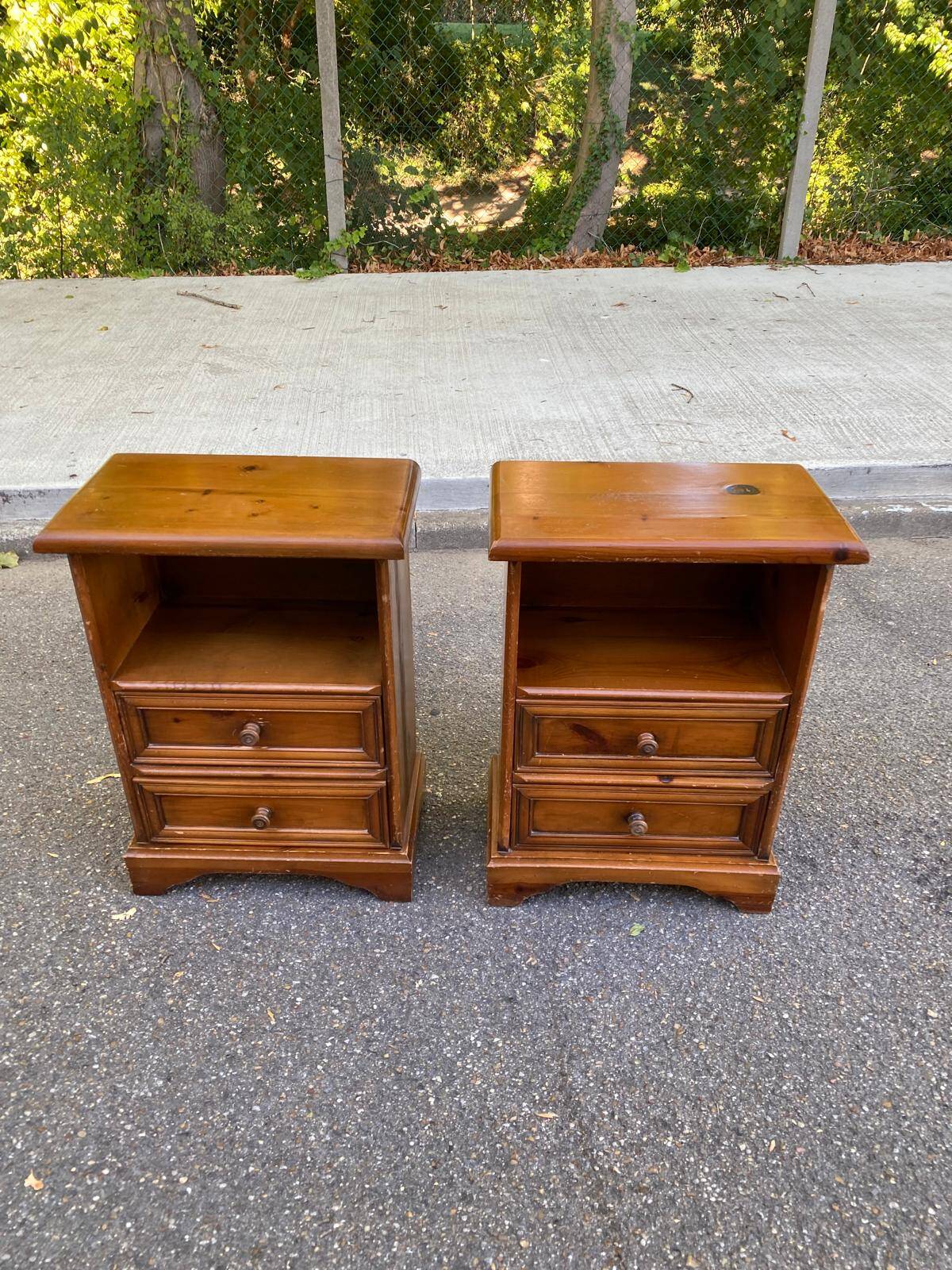 2 tables de chevet en pin massif style Louis XIV