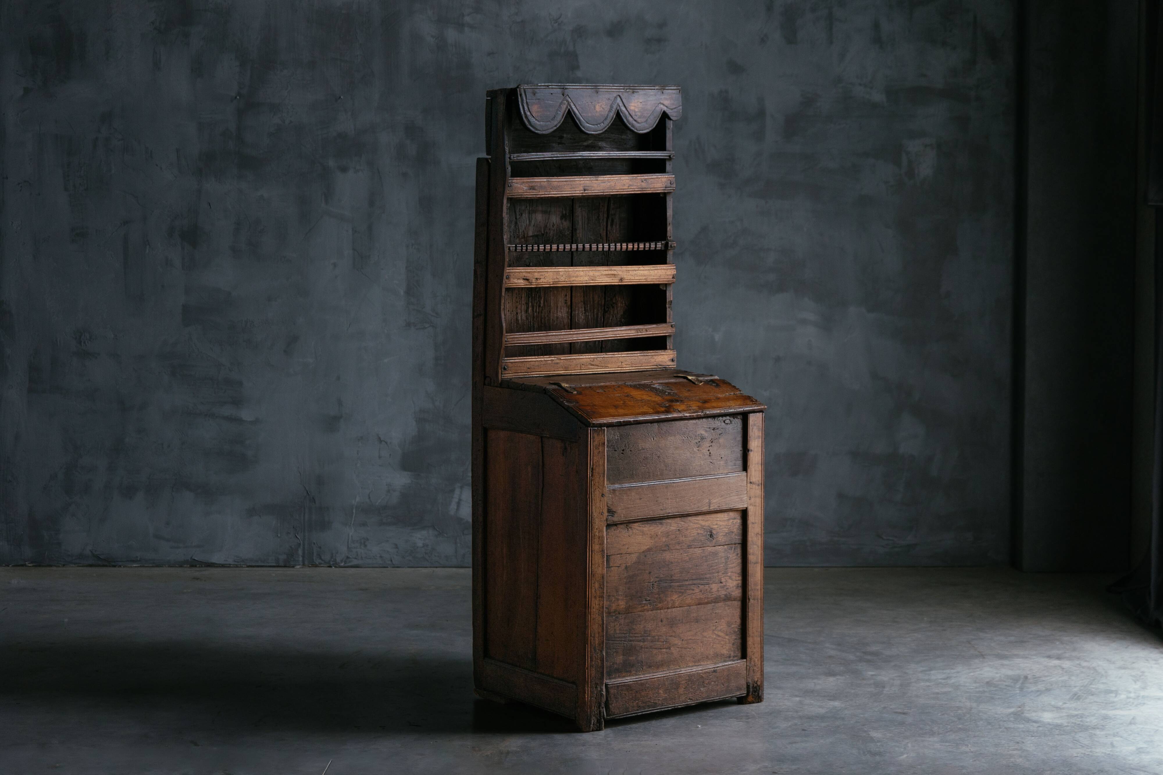 Meuble à étagères en art populaire primitif, France, XIXe siècle