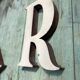 Lettres d'enseigne formant le mot "art"