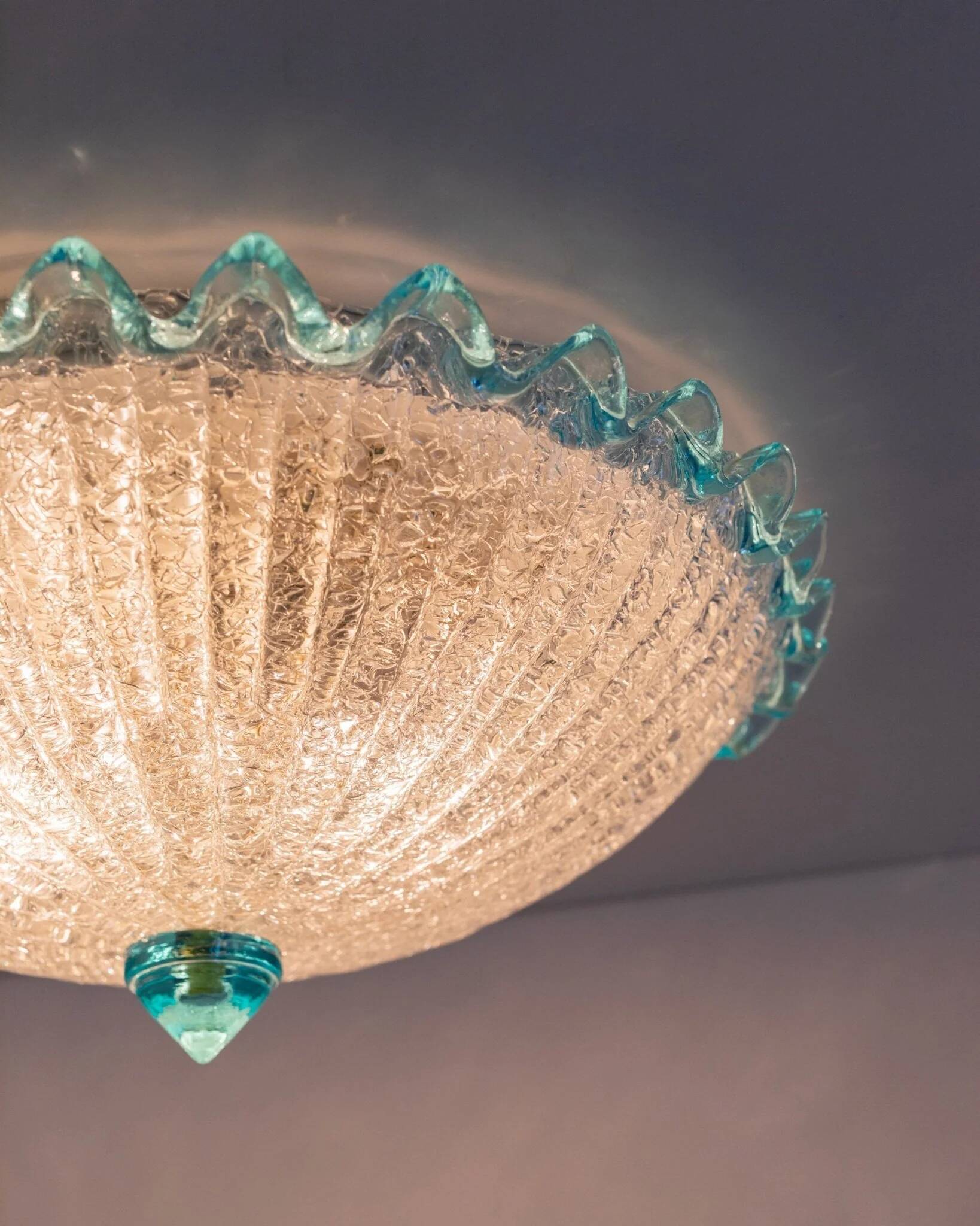 Plafonnier vintage Barovier e Toso - verre bleu clair transparent avec structure - Hollywood Regency - Mid Century Italie années 60 - Éclairage