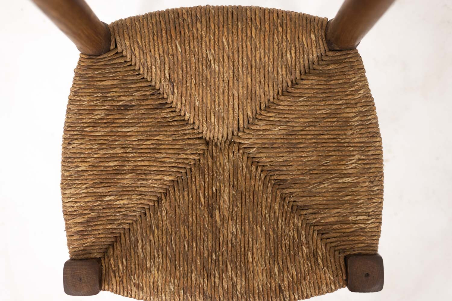 Ensemble de 8 chaises paillées en chêne. Années 1950.