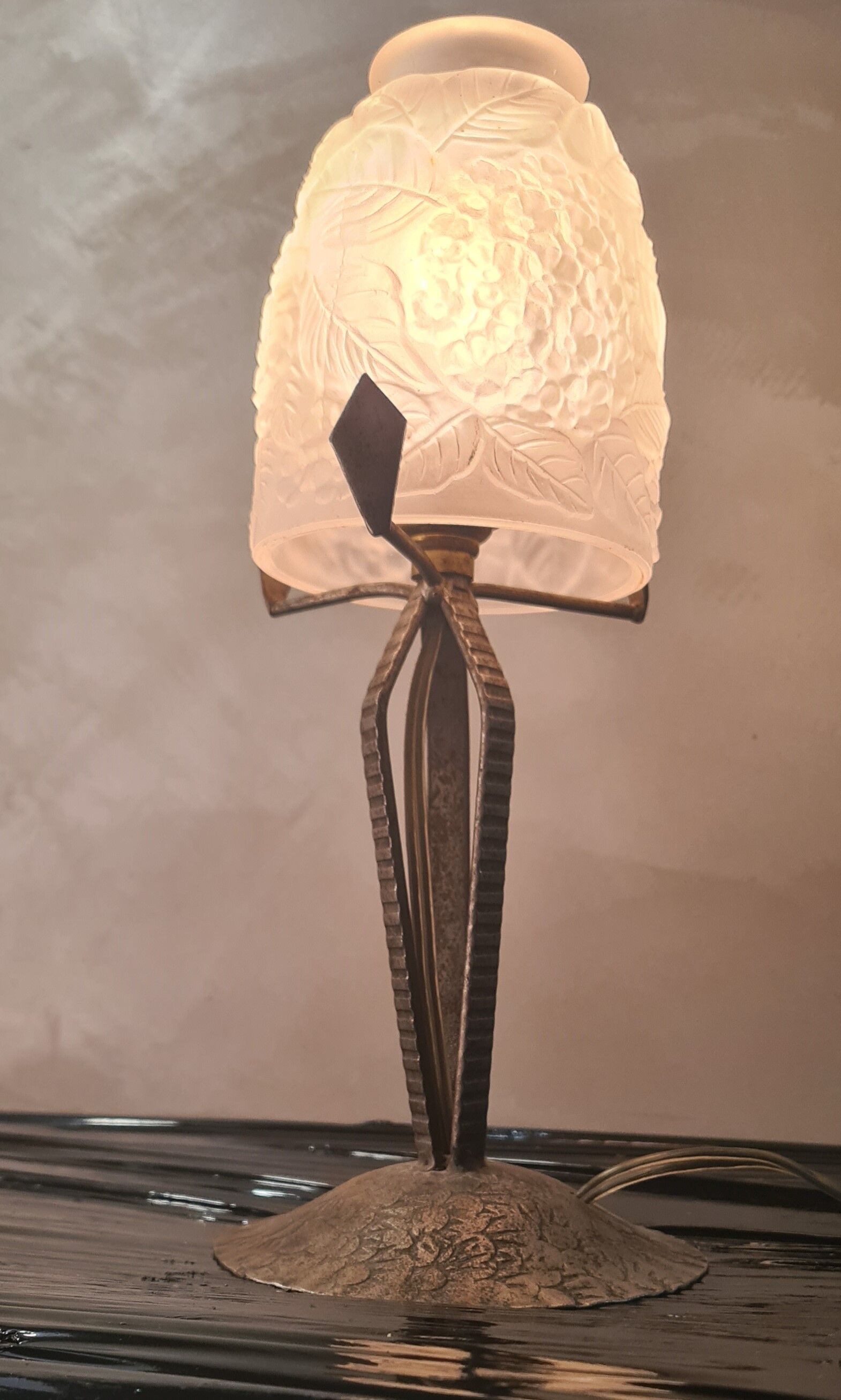 Wrought iron lamp, tulip molded glass pressed, unsigned 1930 a 40